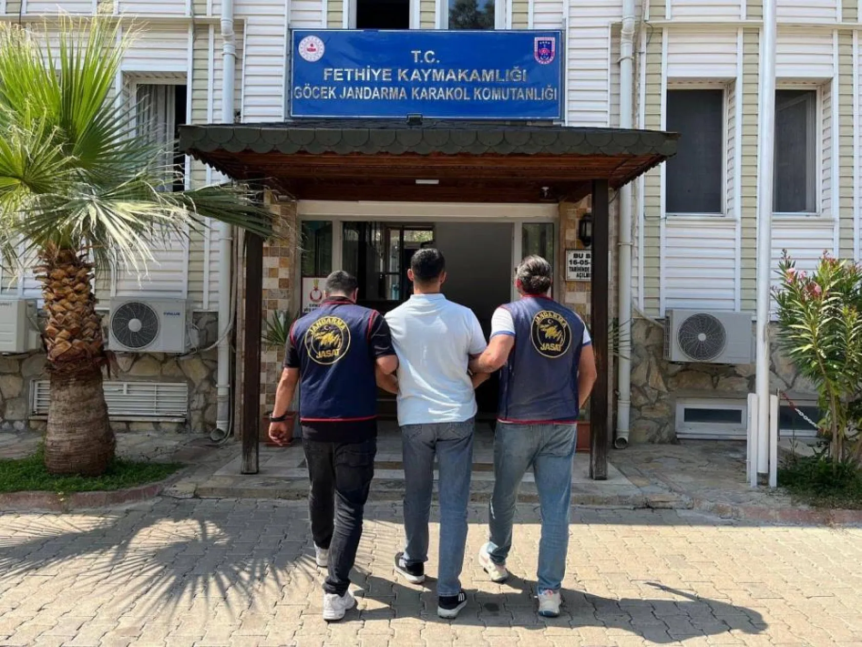 Fethiye'de şok operasyon! 12 yıl hapis cezalı şahıs Göcek'te kıskıvrak yakalandı