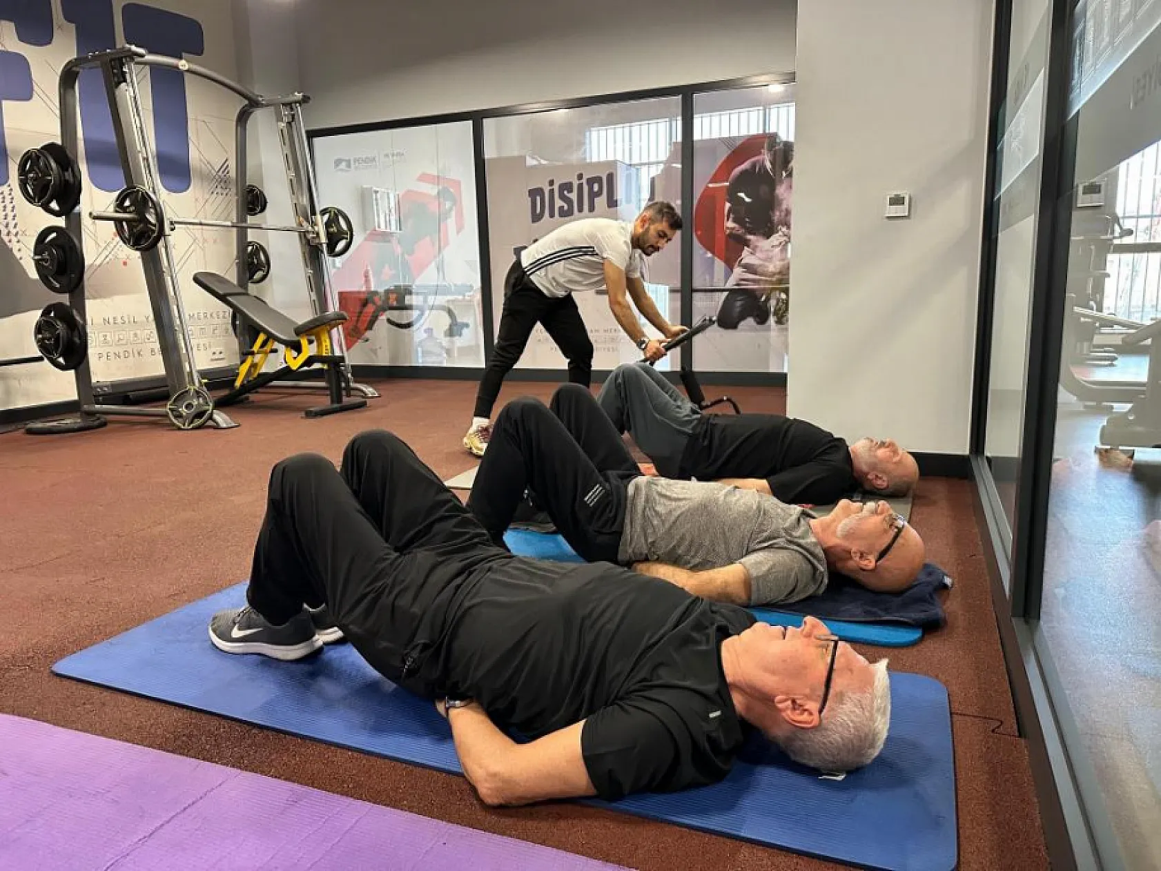 70 yaşındaki ihtiyar delikanlılar sporda gençlere taş çıkartıyor