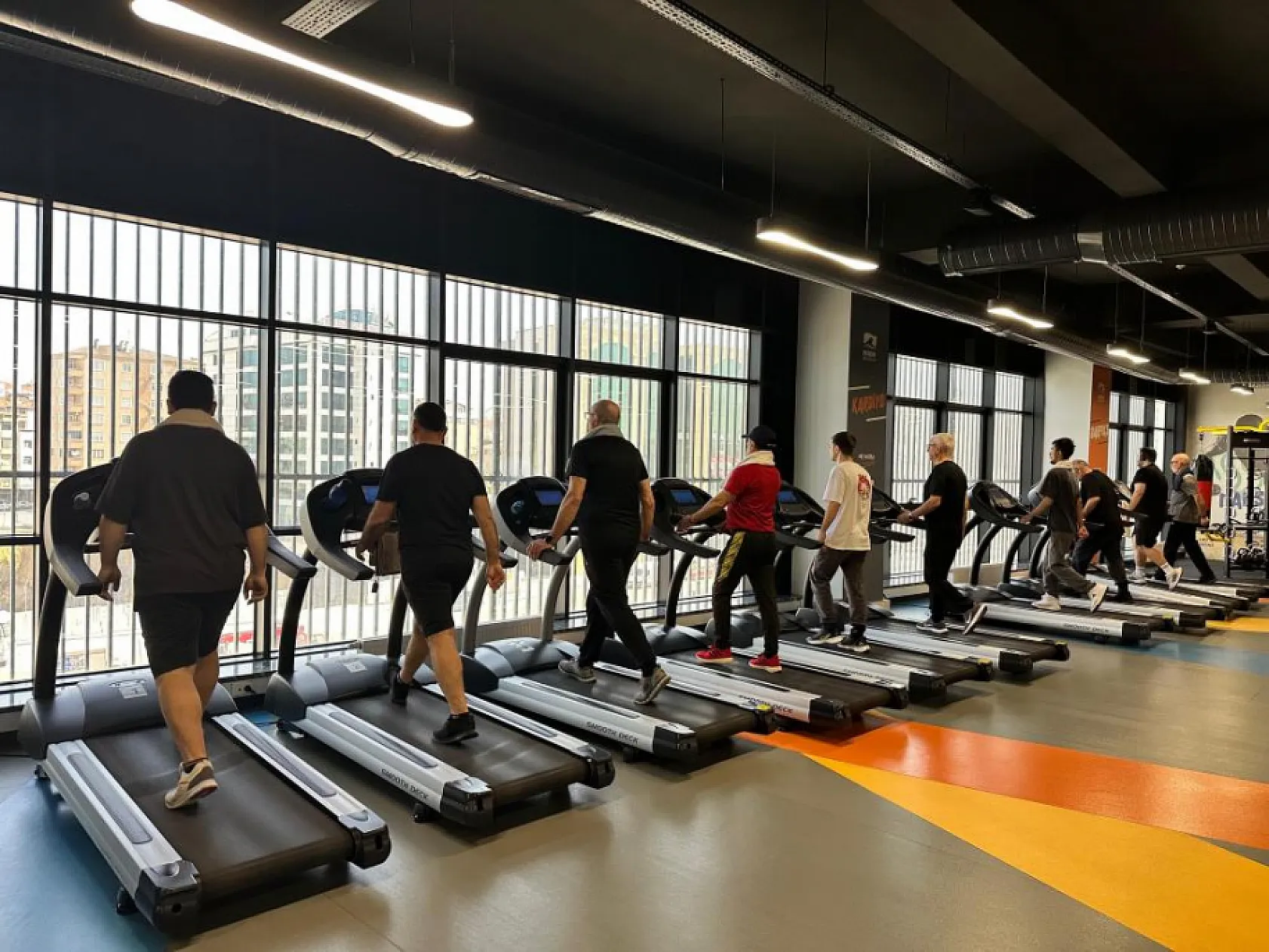 70 yaşındaki ihtiyar delikanlılar sporda gençlere taş çıkartıyor