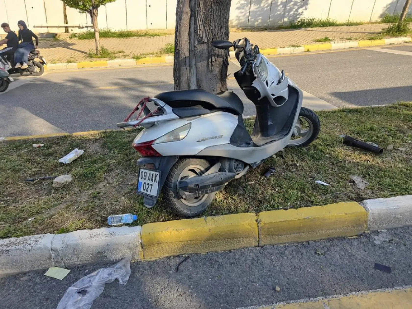 Kontrolden çıkan motosiklet ağaca çarptı: 1 ağır yaralı