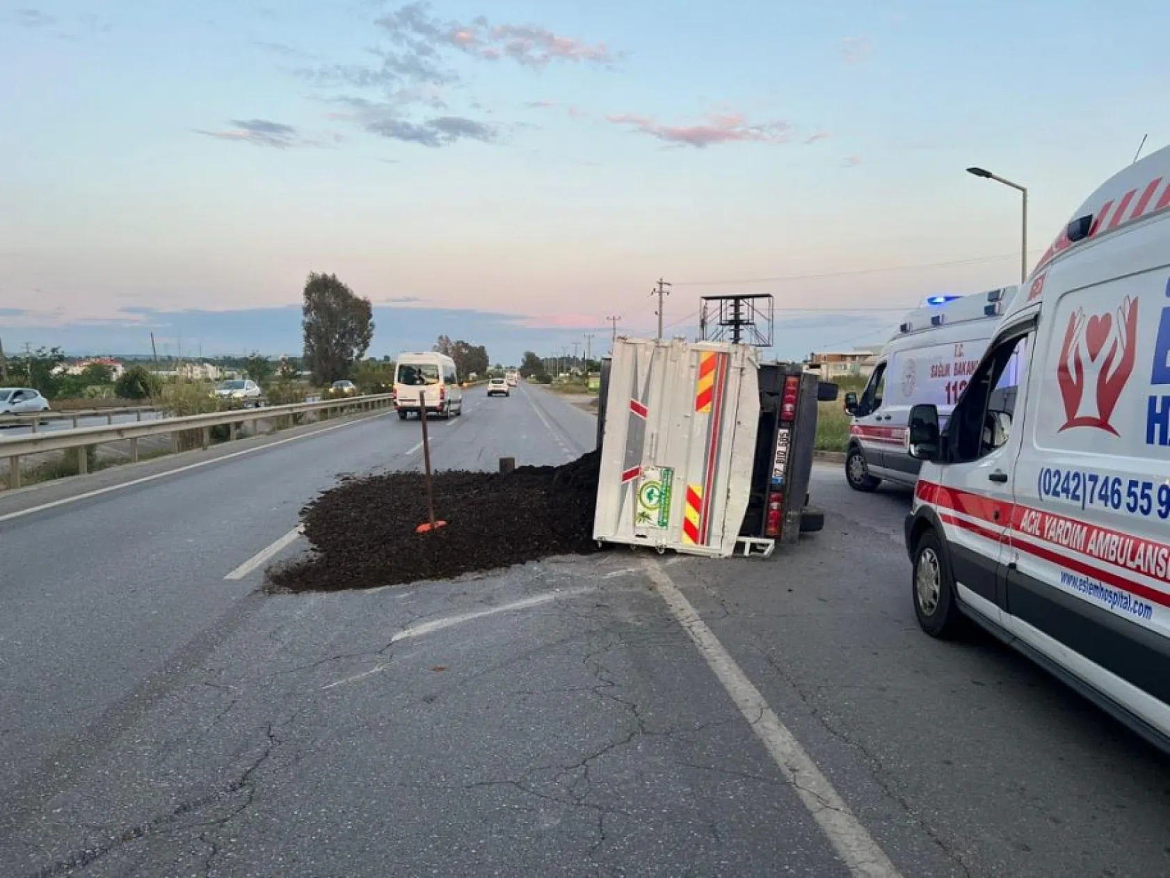 Lastiği patlayan kamyonet devrildi, 3 kişi hastaneye kaldırıldı