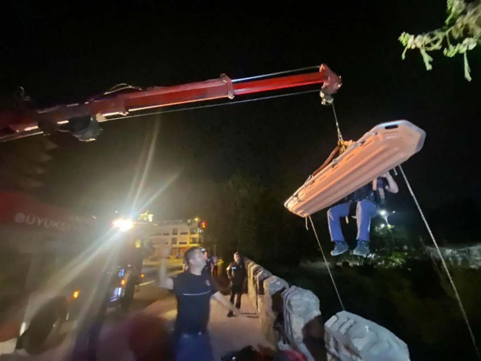 Gece yarısı dehşeti! Köprüye çıkan genç beton zemine düştü