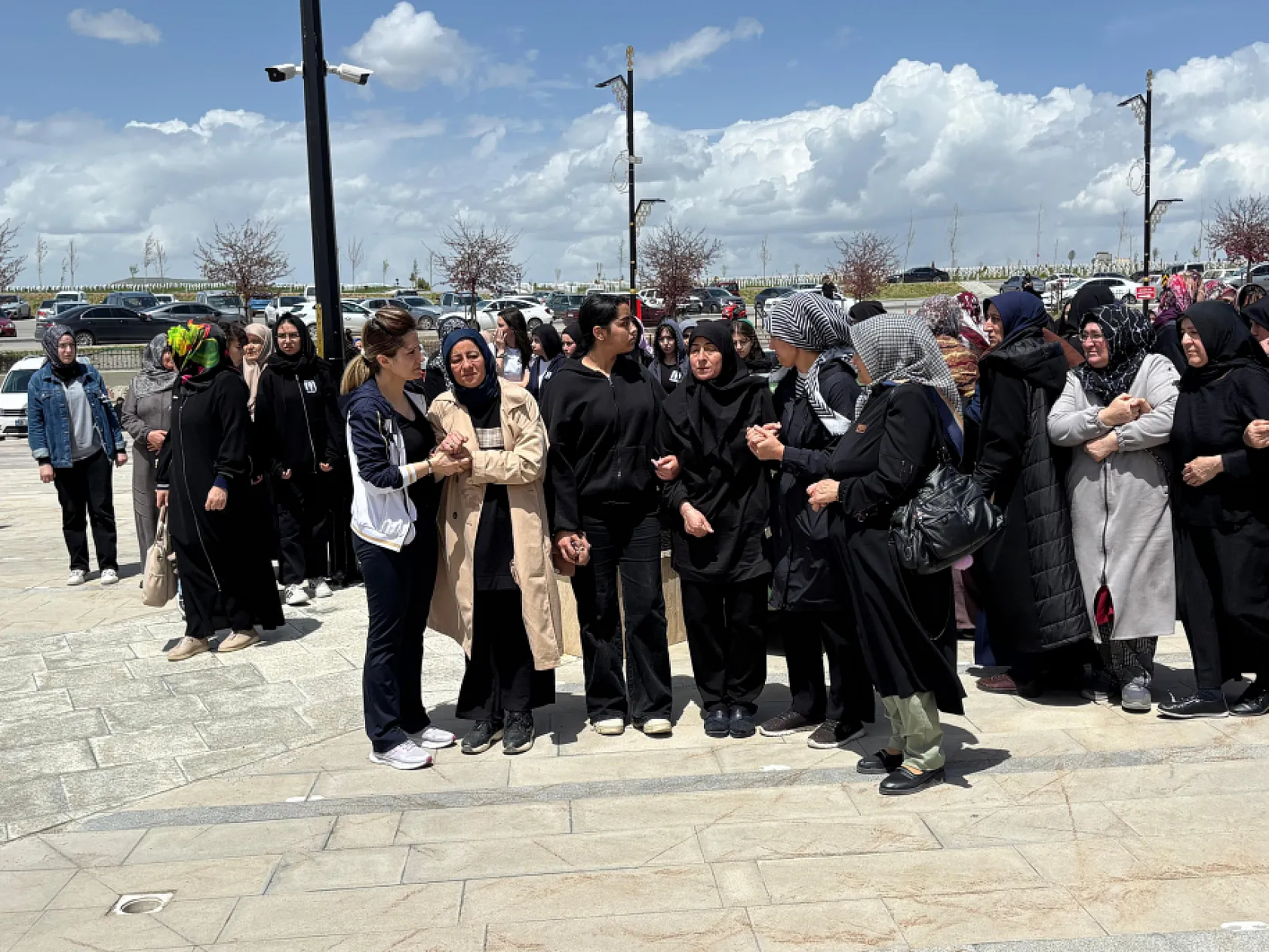 İki evladını cinayete kurban veren anne, mezarlarını ziyaret etti