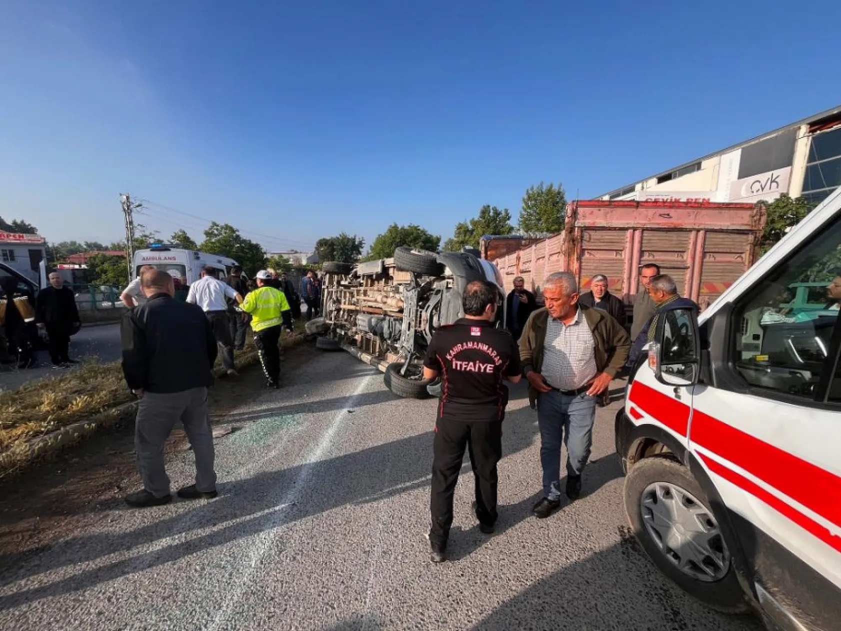 Feci trafik kazası: Servis minibüsü ile otomobil çarpıştı: 12 yaralı