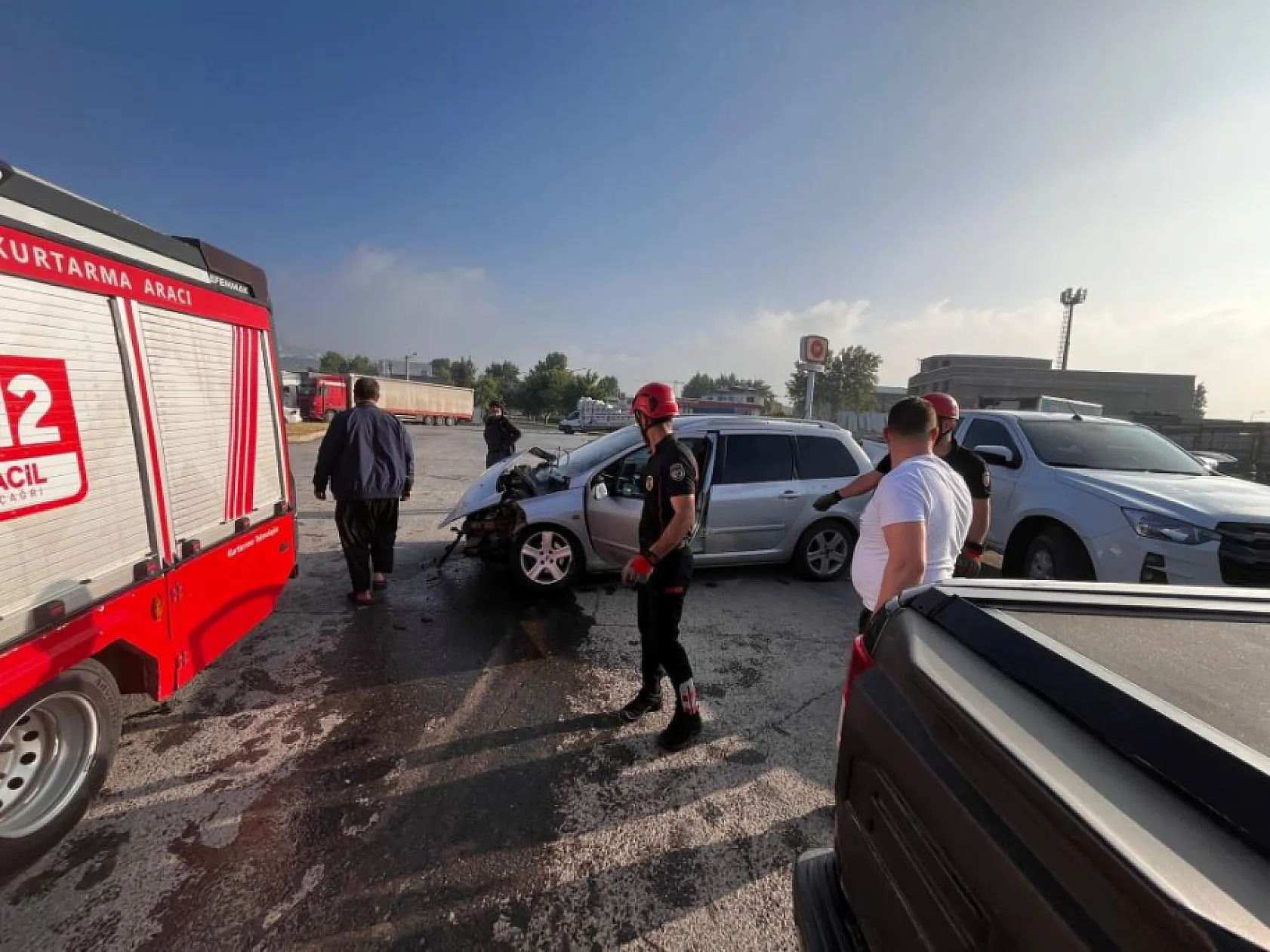 Feci trafik kazası: Servis minibüsü ile otomobil çarpıştı: 12 yaralı