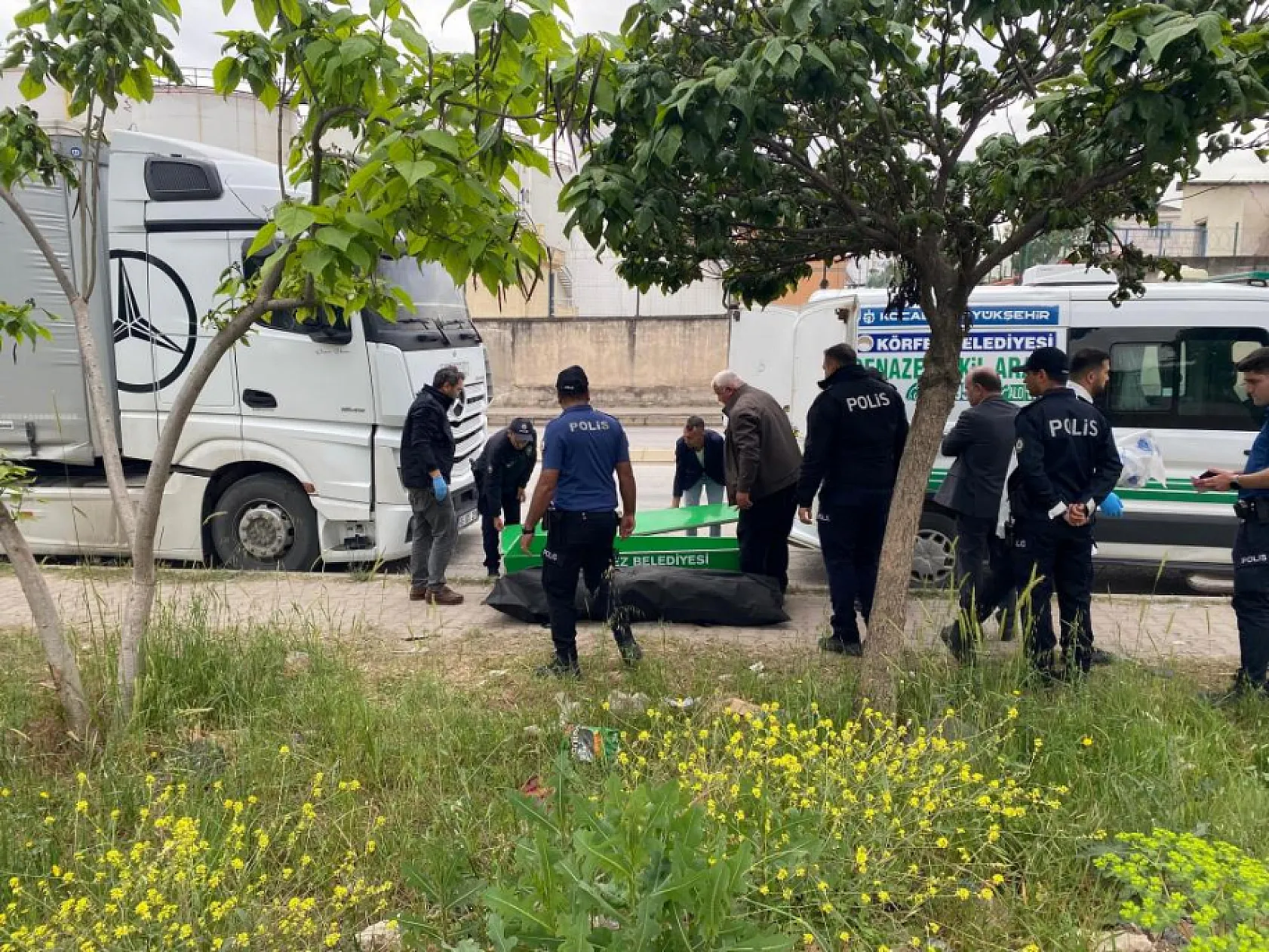 Tır sürücüsü araçta asılı halde ölü bulundu