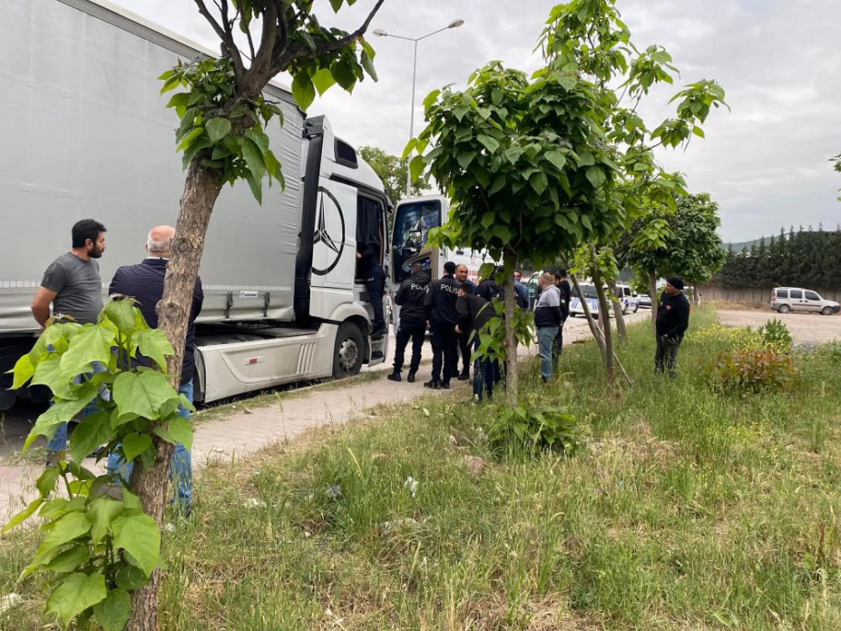 Tır sürücüsü araçta asılı halde ölü bulundu