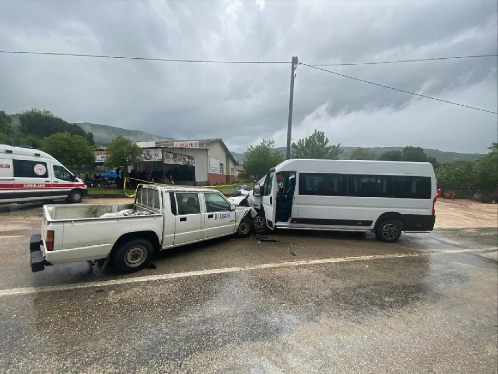 Minibüs ile kamyonet çarpıştı: 1 kişi hayatını kaybetti, 2 kişi yaralandı