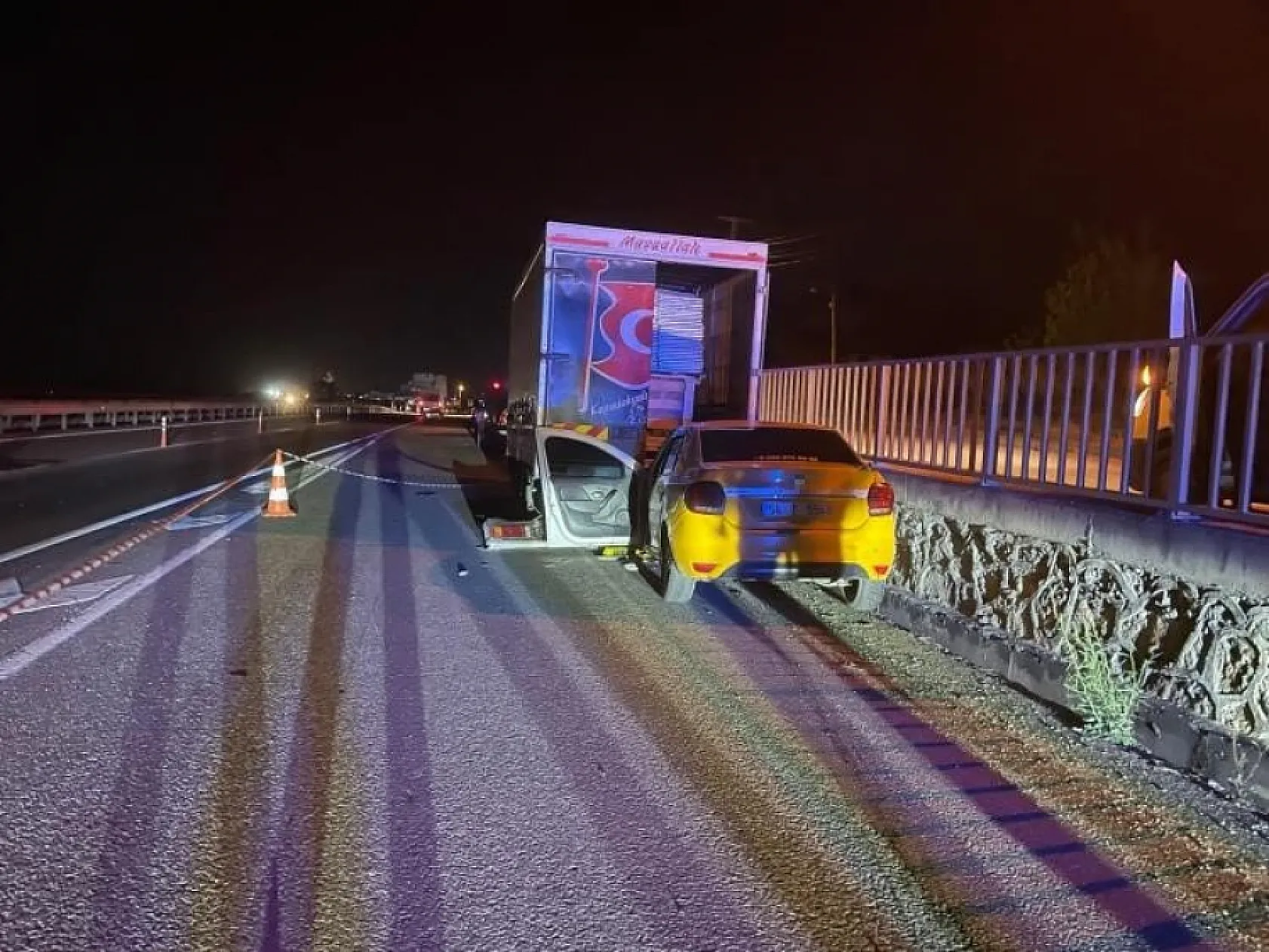 Feci kaza! Ticari taksi, kamyonete ok gibi saplandı: 1 ölü, 1 yaralı