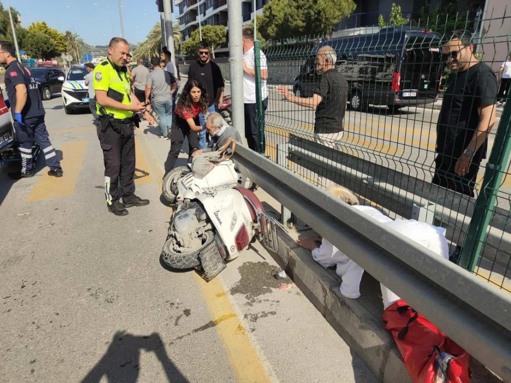 Yaya geçidini kullanan motosiklete servis aracı çarptı: 1'i ağır 2 yaralı