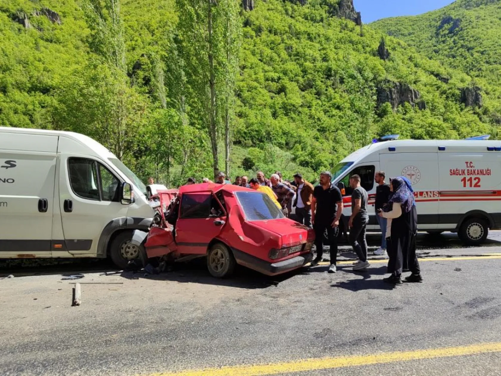 Minibüsle çarpışan Fiat Tofaş araç hurdaya döndü: 1 ölü, 1 ağır yaralı