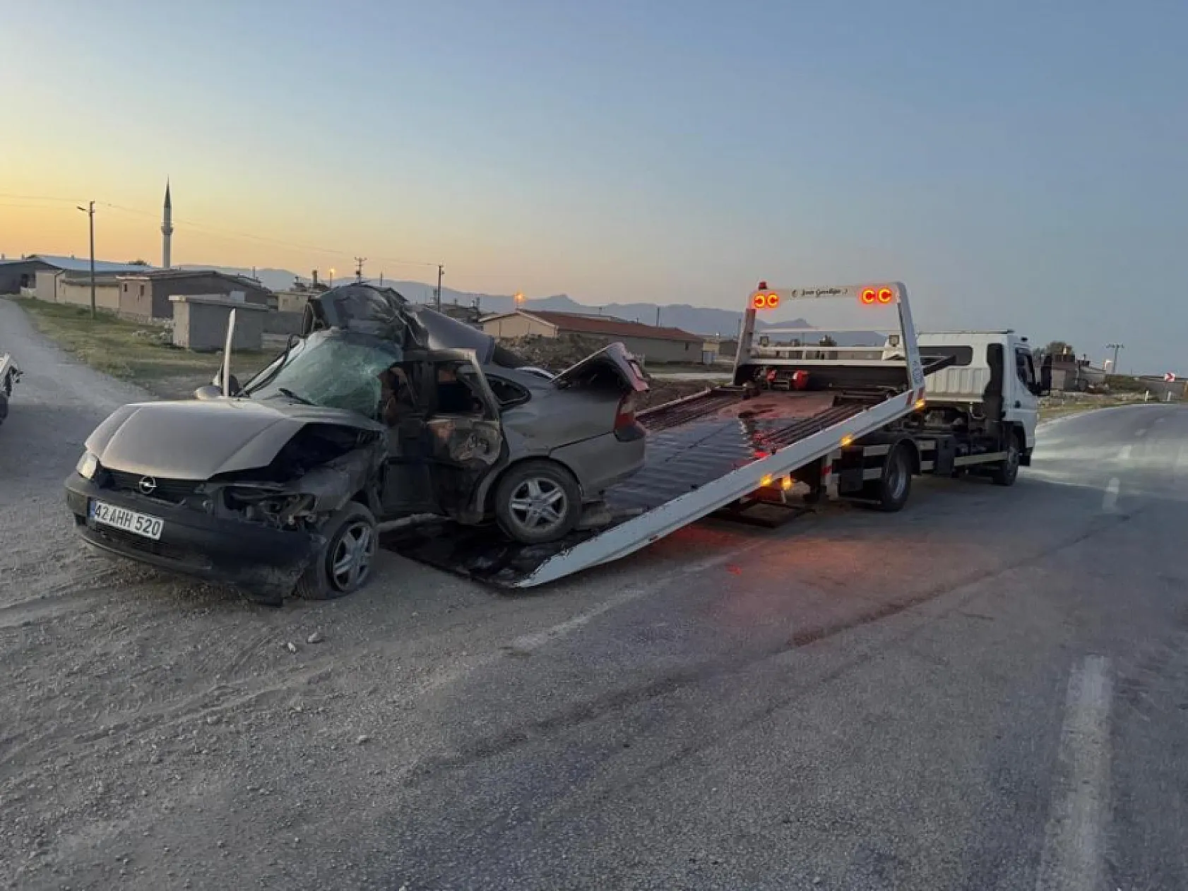 Virajda korkunç son! Direğe çarptı, hayatını kaybetti
