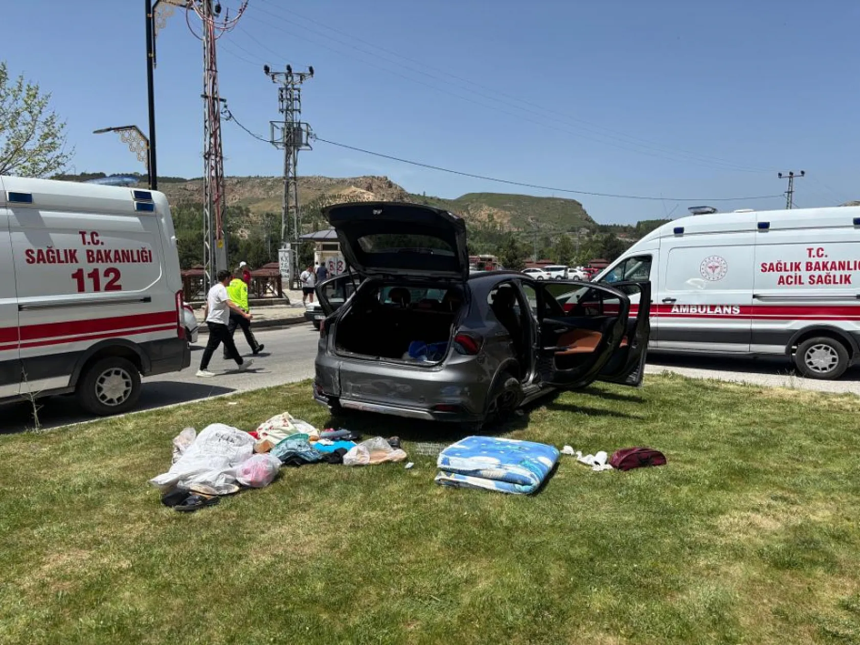 2 araç kavşakta çarpıştı, 3'ü çocuk 6 kişi yaralandı