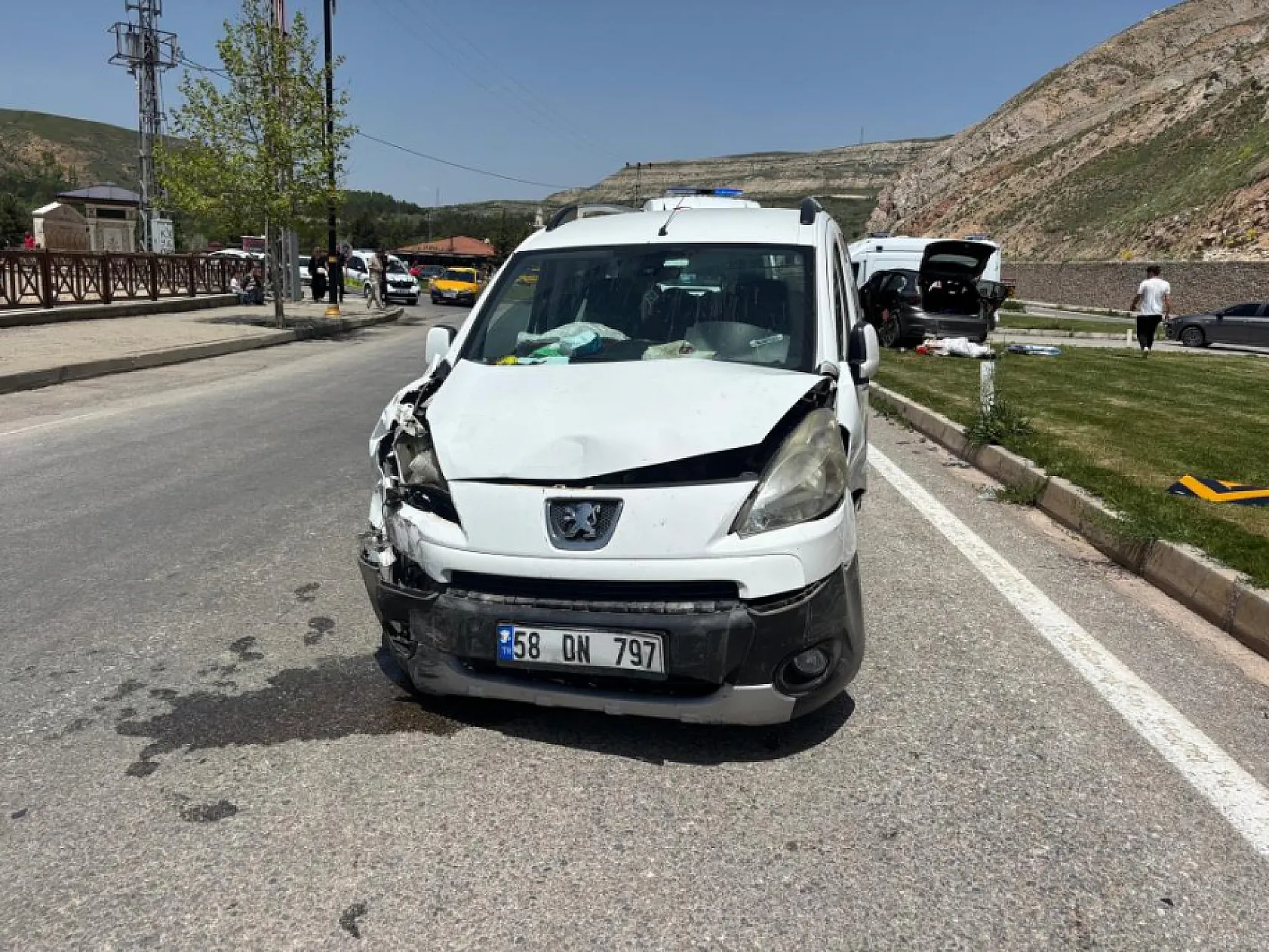 2 araç kavşakta çarpıştı, 3'ü çocuk 6 kişi yaralandı