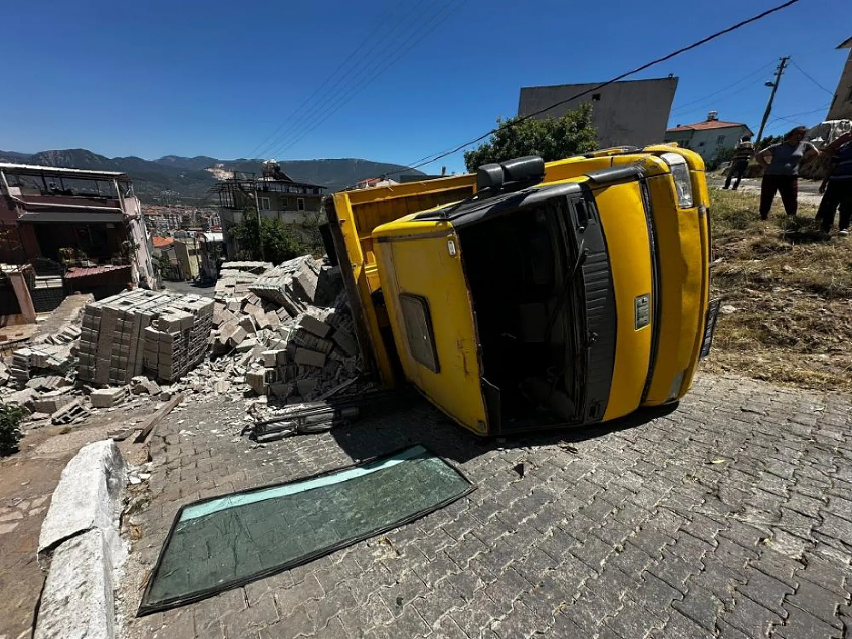 Milas'ta tuğla yüklü kamyon devrildi: Şoför yaralı