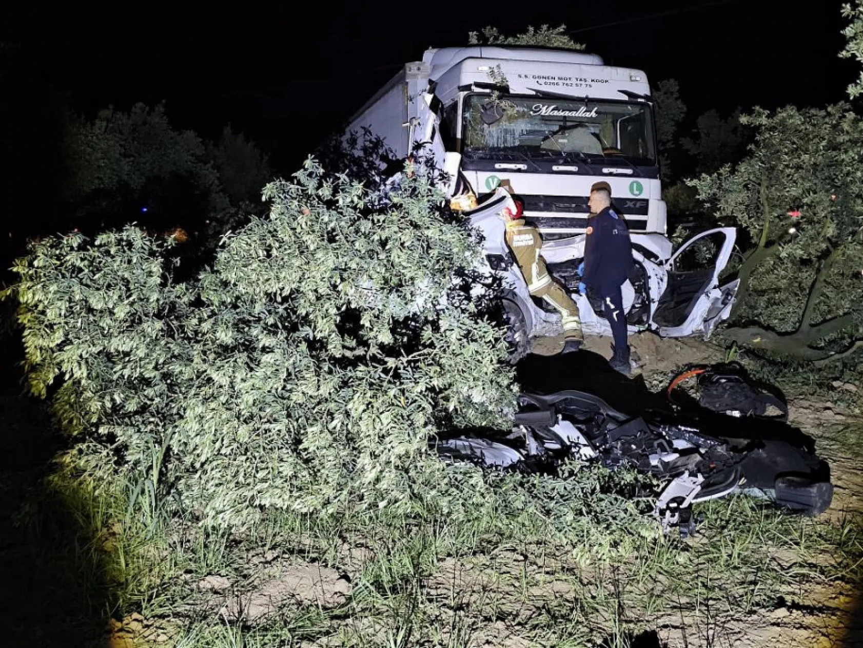 Tır otomobili biçti: 1 ölü, 1 yaralı