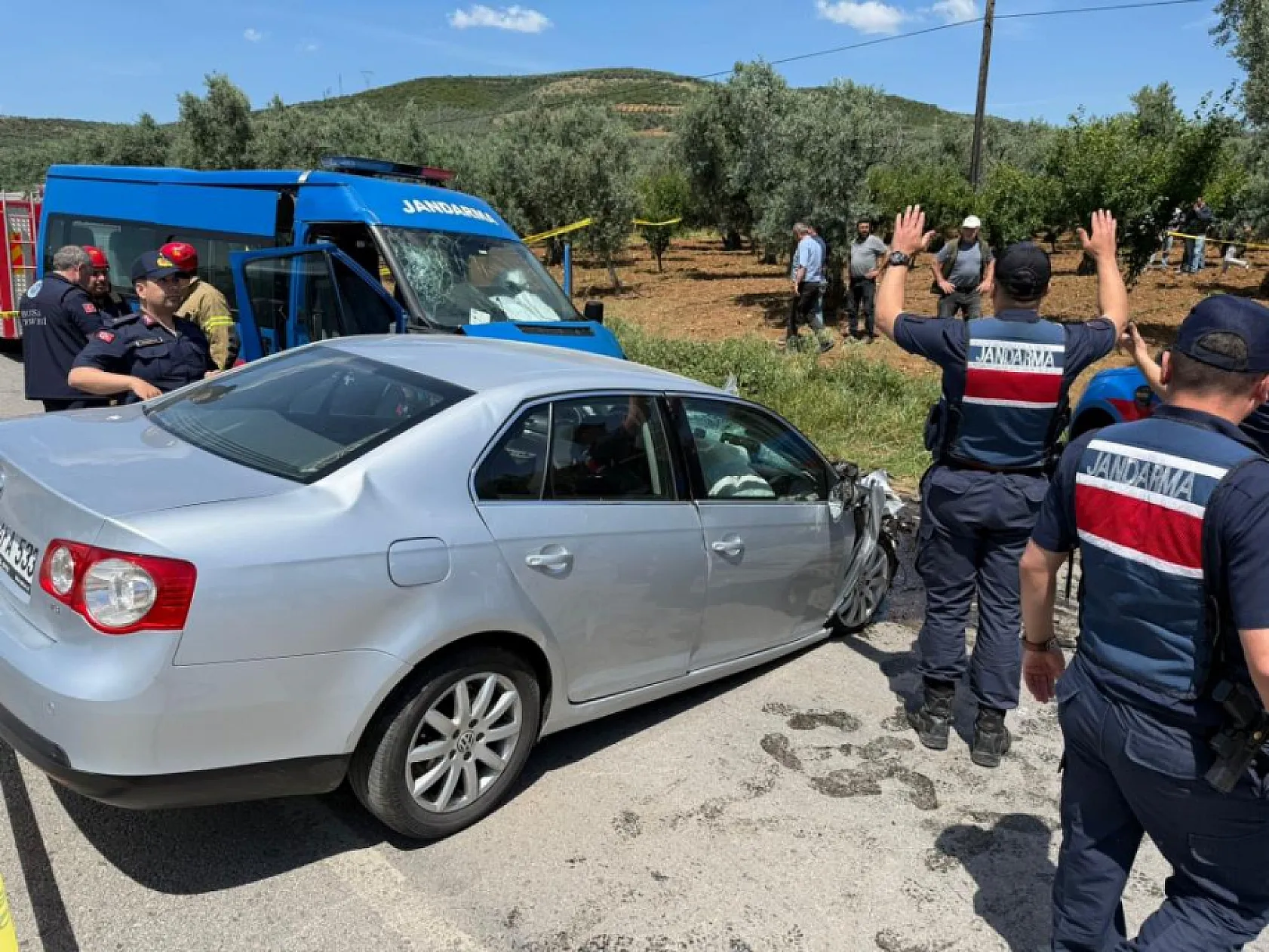 Hatalı sollama yapan otomobil jandarma ekibiyle çarpıştı: 1 ölü 2 yaralı
