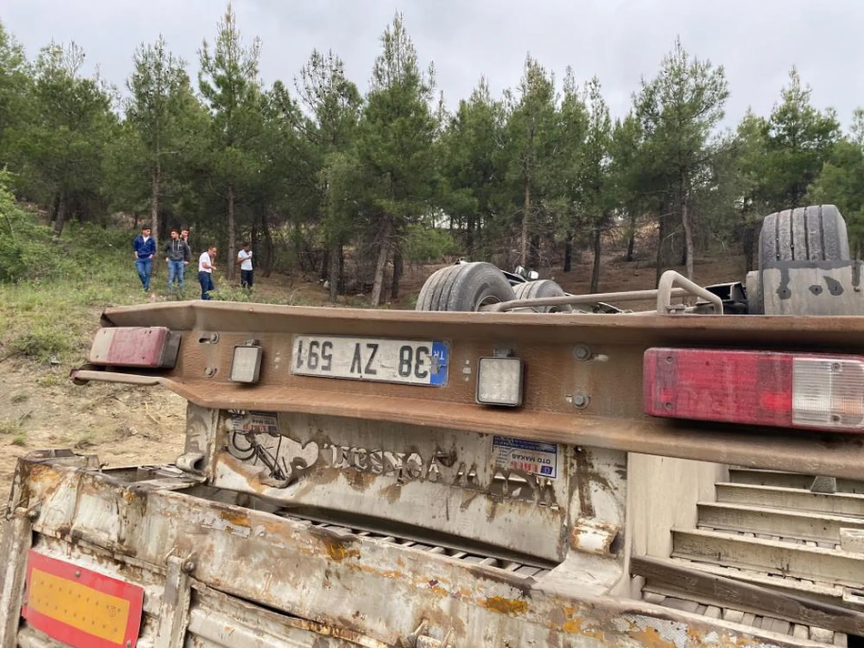 Yağışlı hava kazayı beraberinde getirdi, tuğla yüklü tır şarampole devrildi