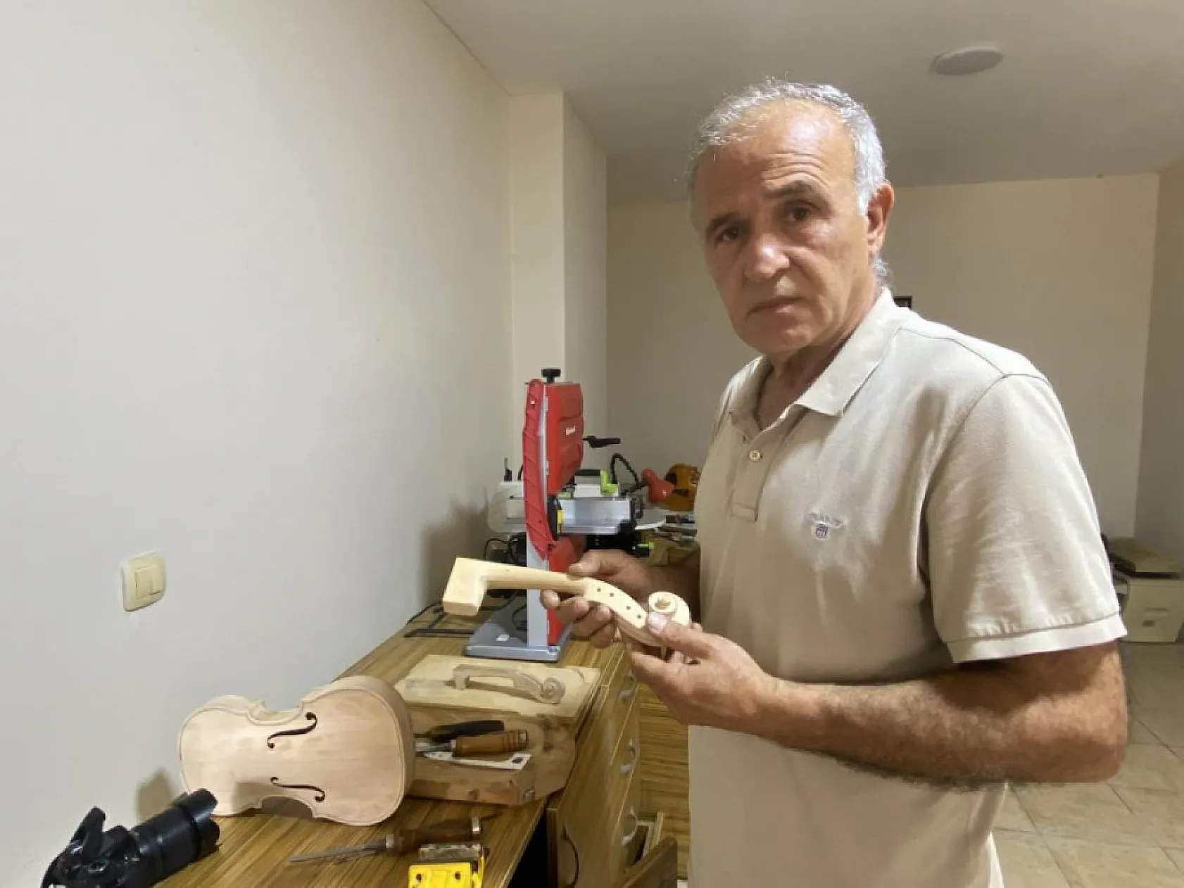 Annesinin altınlarını bozdurup aldığı keman, emekliliğinde mesleği oldu