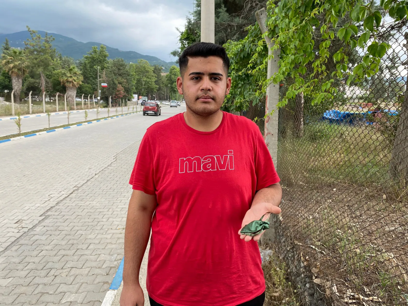 Yerde bulduğu 40 bin TL'lik altını sahibine teslim etti