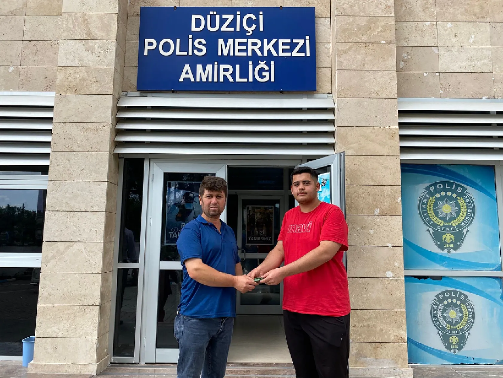 Yerde bulduğu 40 bin TL'lik altını sahibine teslim etti