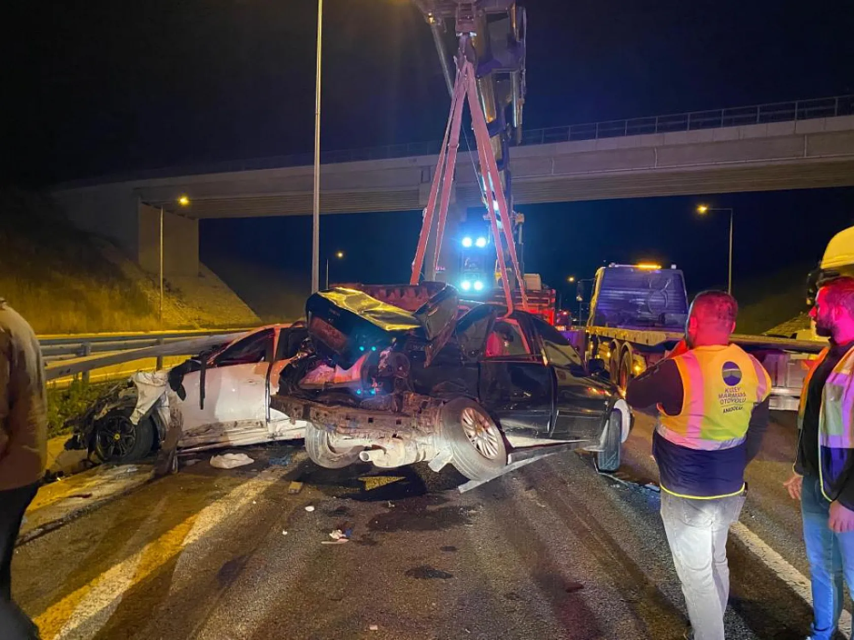 Otoyolda can pazarı: 4'ü çocuk 12 kişi yaralandı