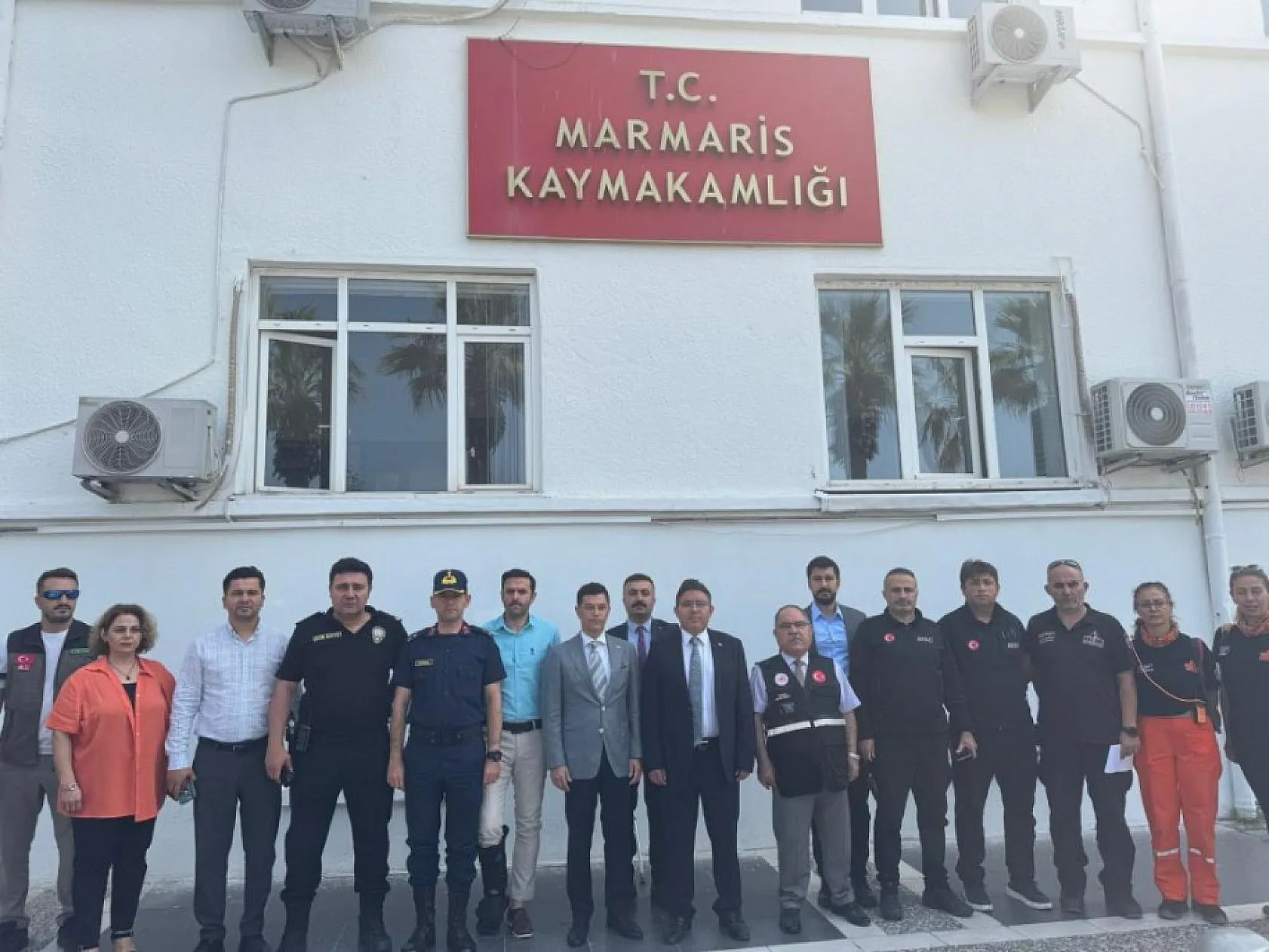 Marmaris'te deprem sonrası sahaya çıkan ekipler incelemelerini sürdürüyor