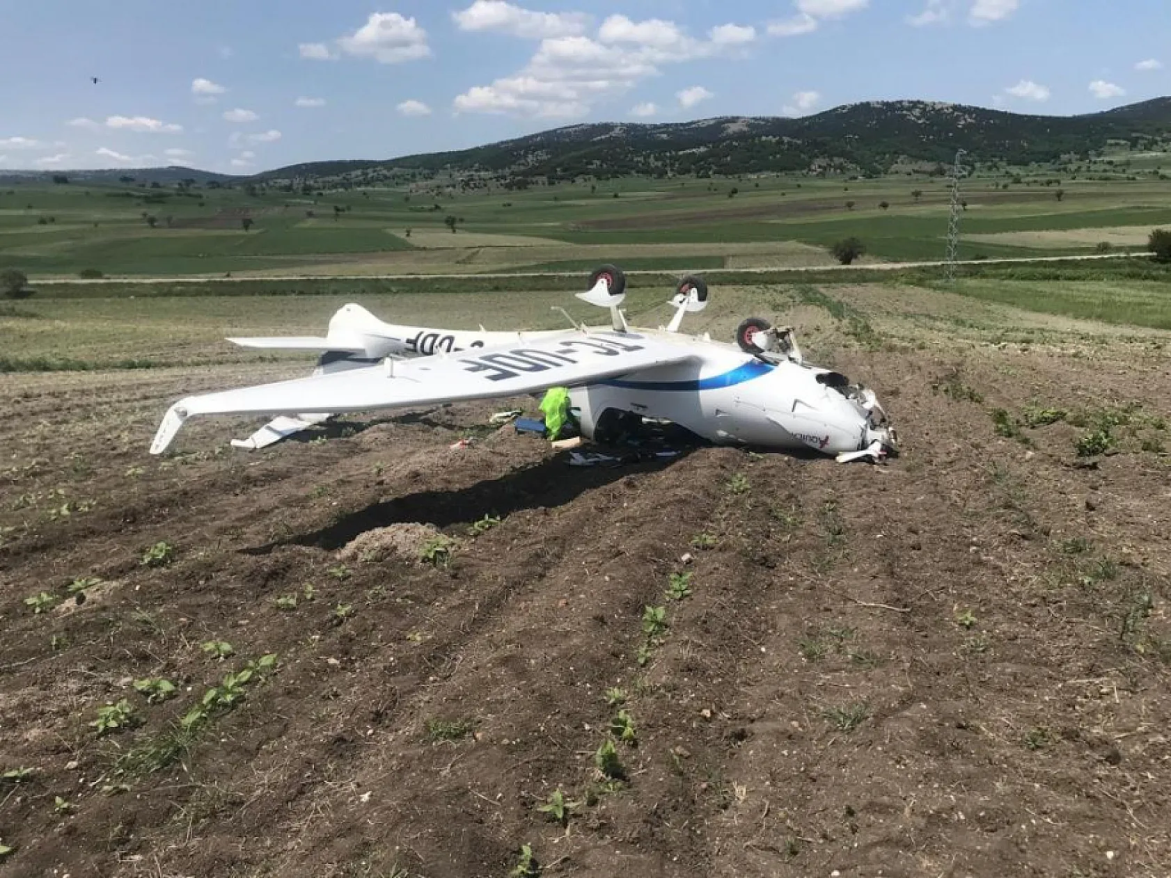 Eğitim uçağı zorunlu iniş yaparken ters döndü: Pilot yaralı