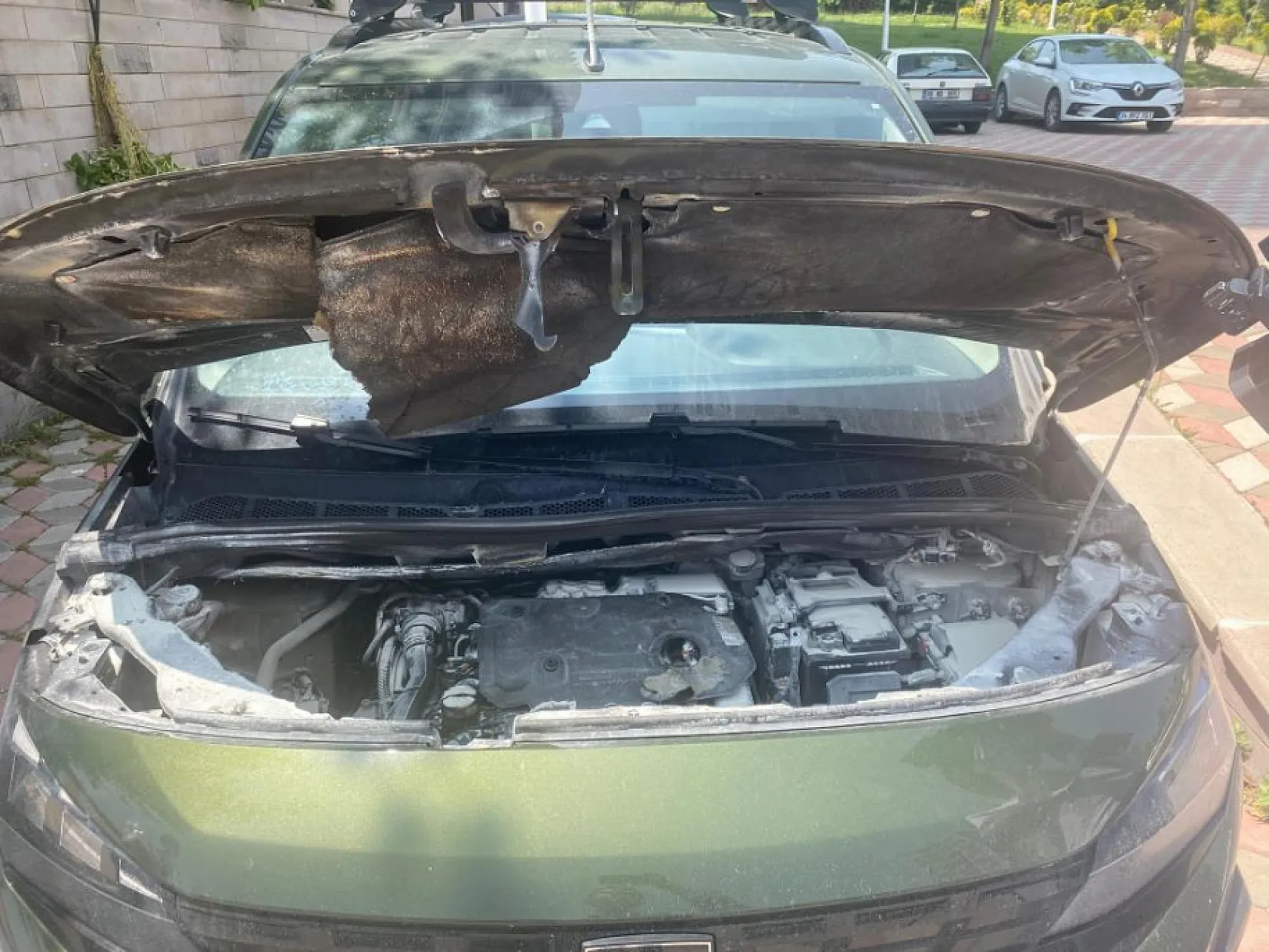 Yeni aldığı Peugeot marka arabası önce 4 kere servise girdi sonra otoparkta alev aldı