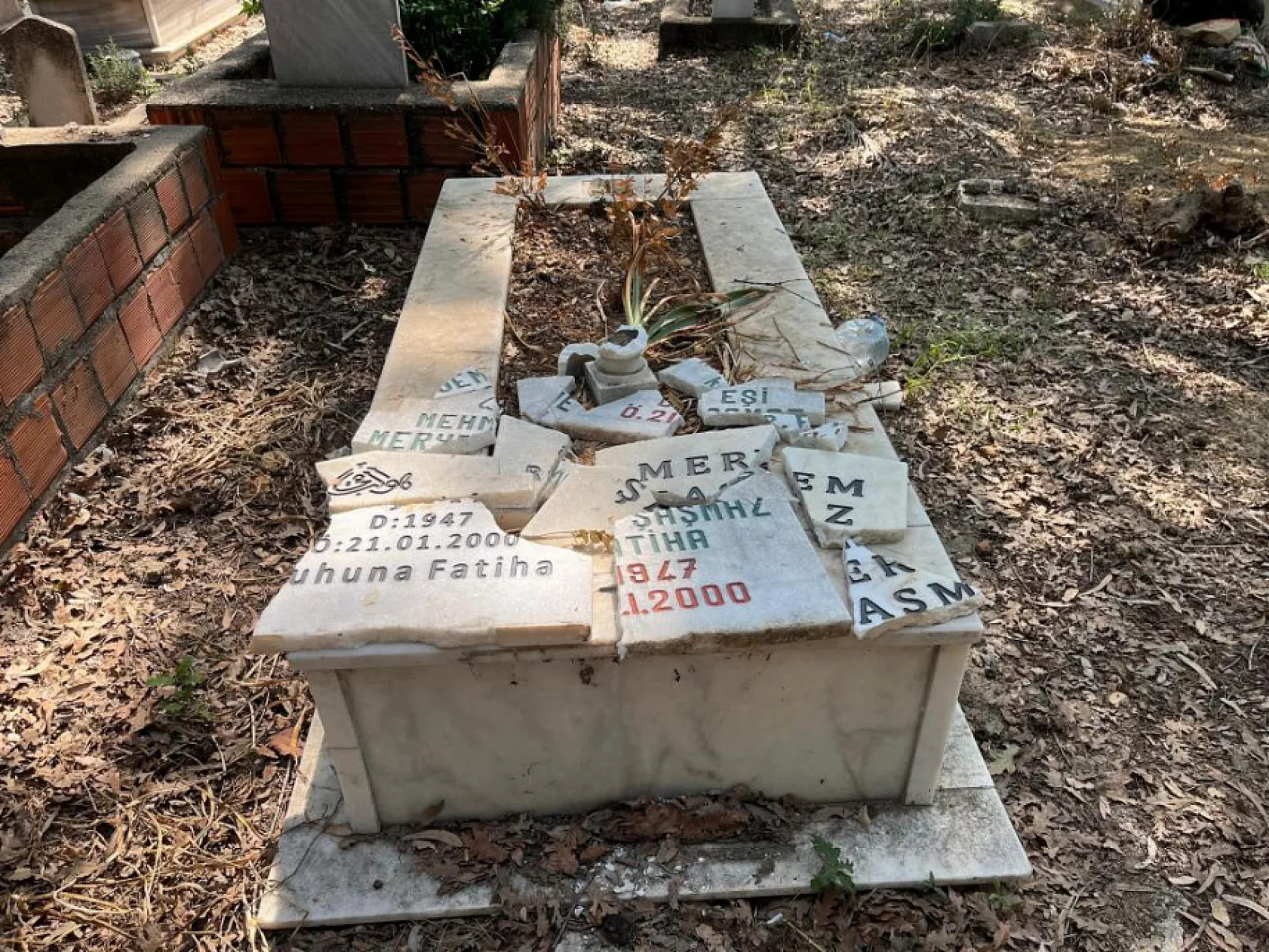 Bayram arifesinde mezarlığa gelen vatandaşlar hayatlarının şokunu yaşadı