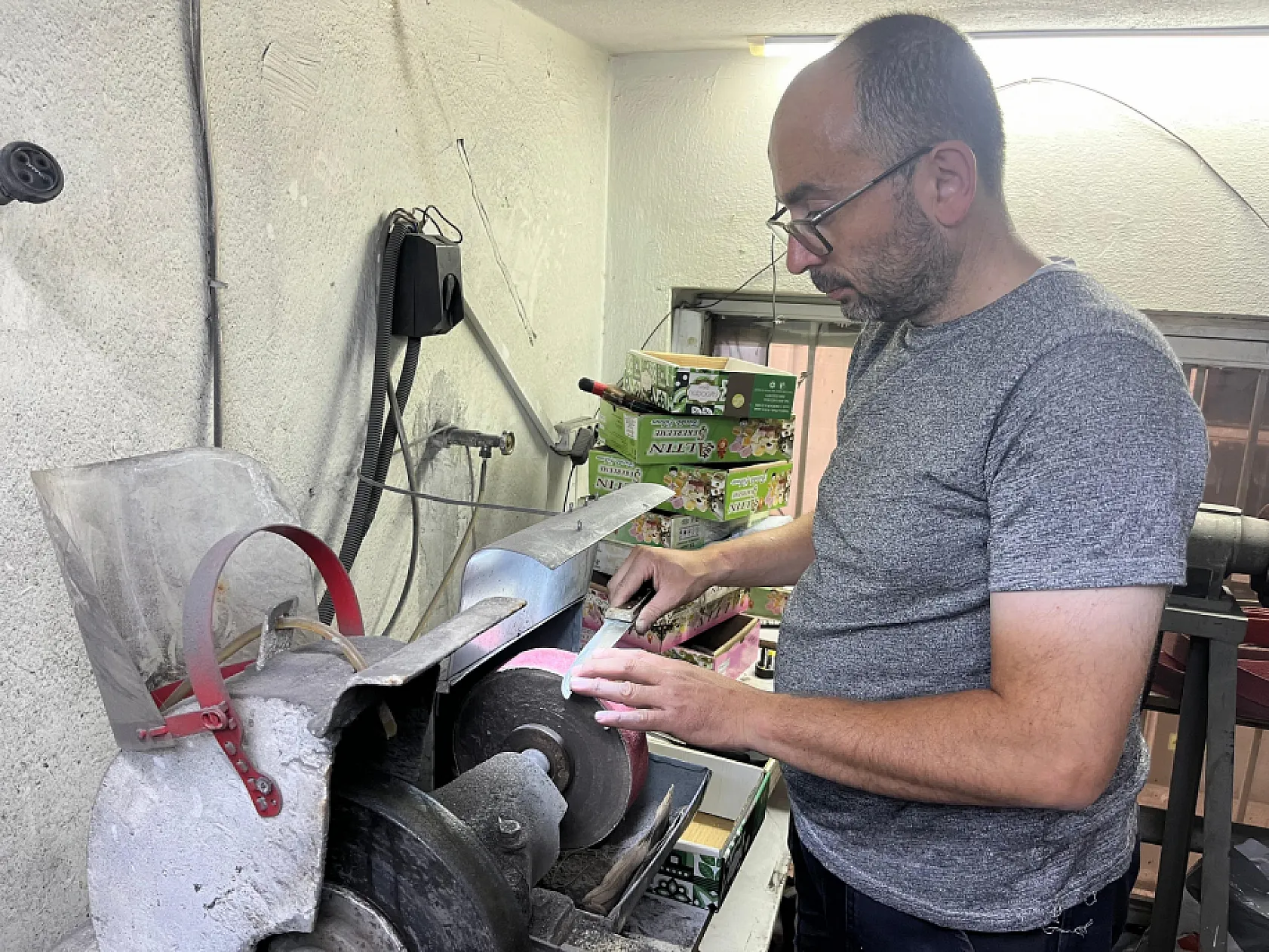 Görme engeline rağmen 25 yıldır bıçak biliyor