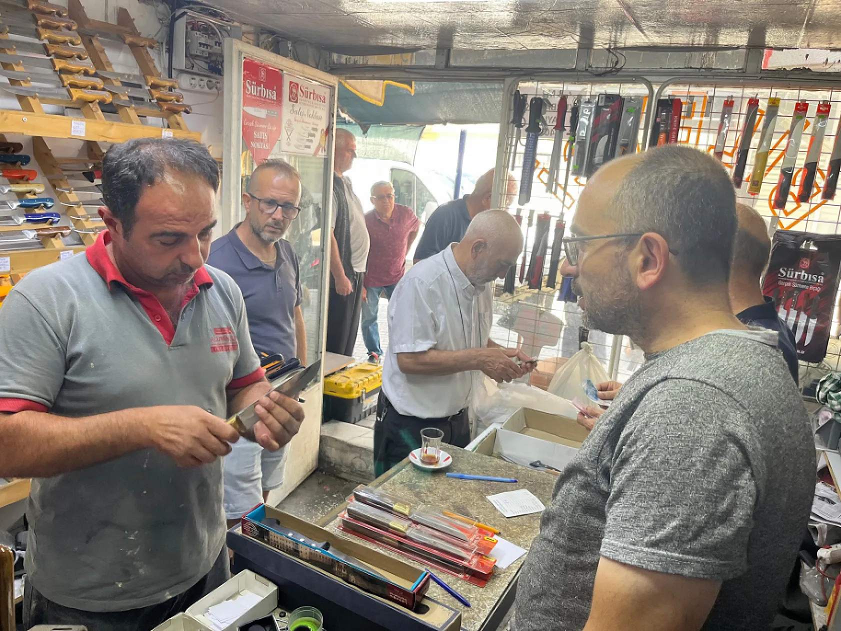 Görme engeline rağmen 25 yıldır bıçak biliyor