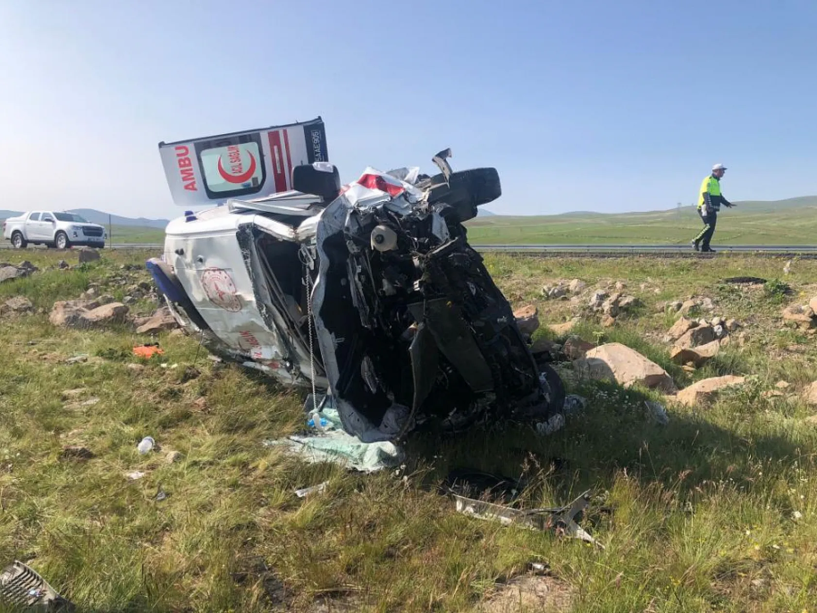 Doktor ve 3 sağlık görevlisi ölümden döndü! Ambulans şarampole yuvarlandı