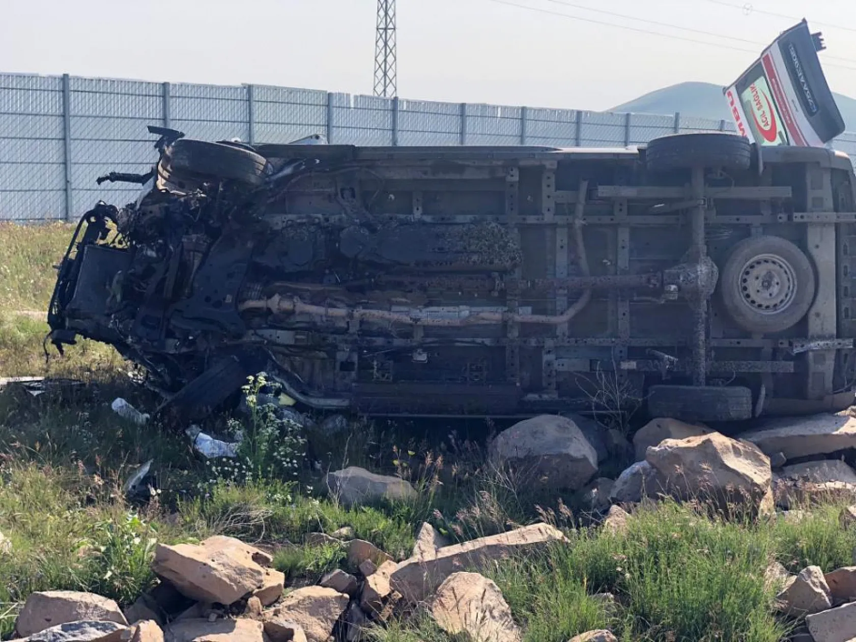 Doktor ve 3 sağlık görevlisi ölümden döndü! Ambulans şarampole yuvarlandı