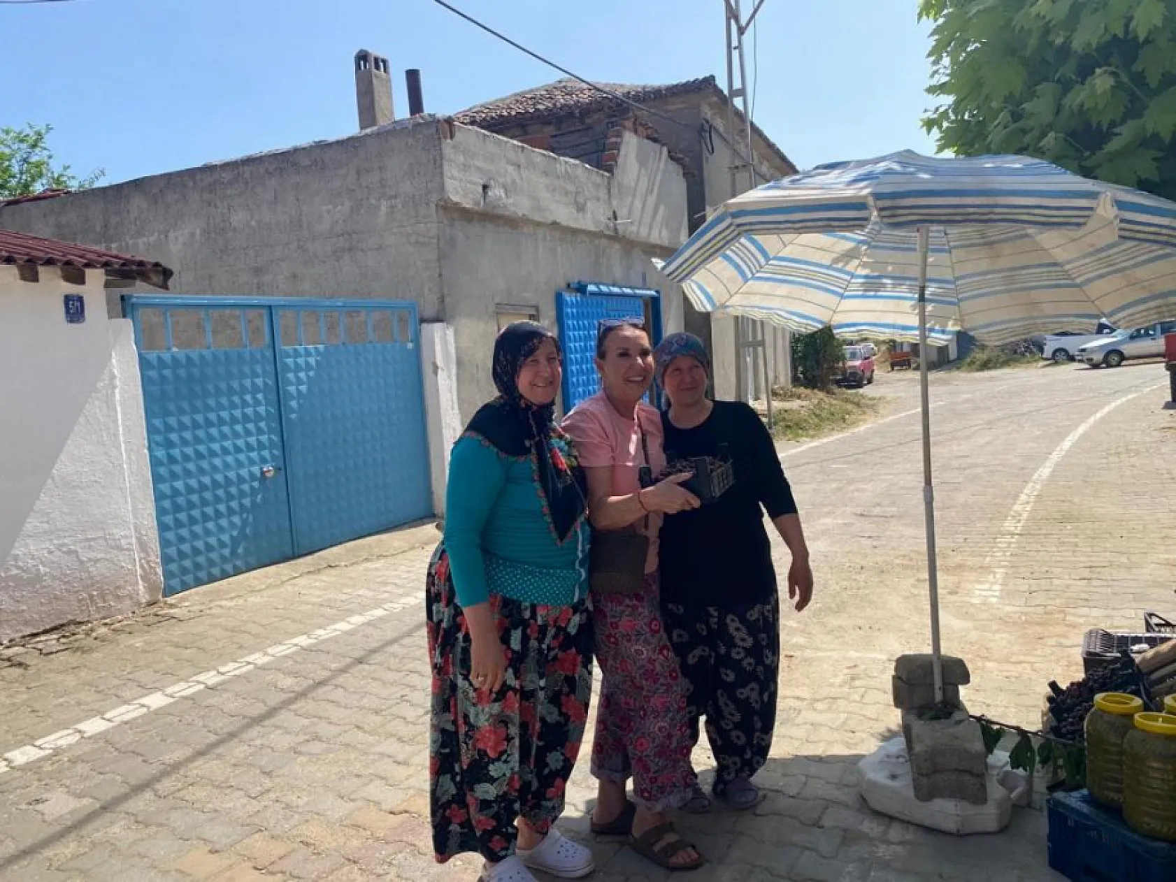 Yeşilçam Yıldızı Savaş'tan nostaljik ziyaret: Geleneksel kıyafetiyle kiraz topladı