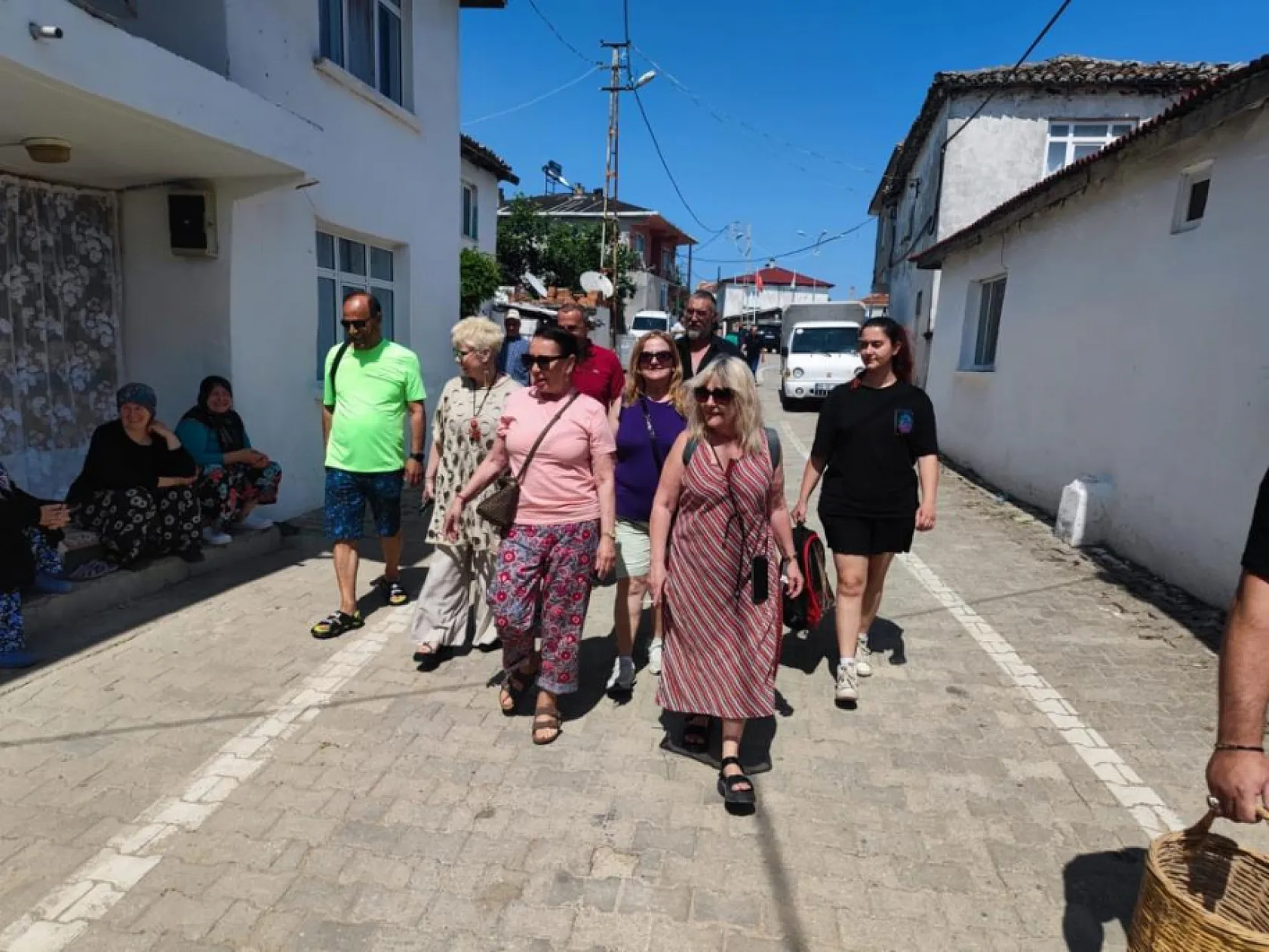 Yeşilçam Yıldızı Savaş'tan nostaljik ziyaret: Geleneksel kıyafetiyle kiraz topladı
