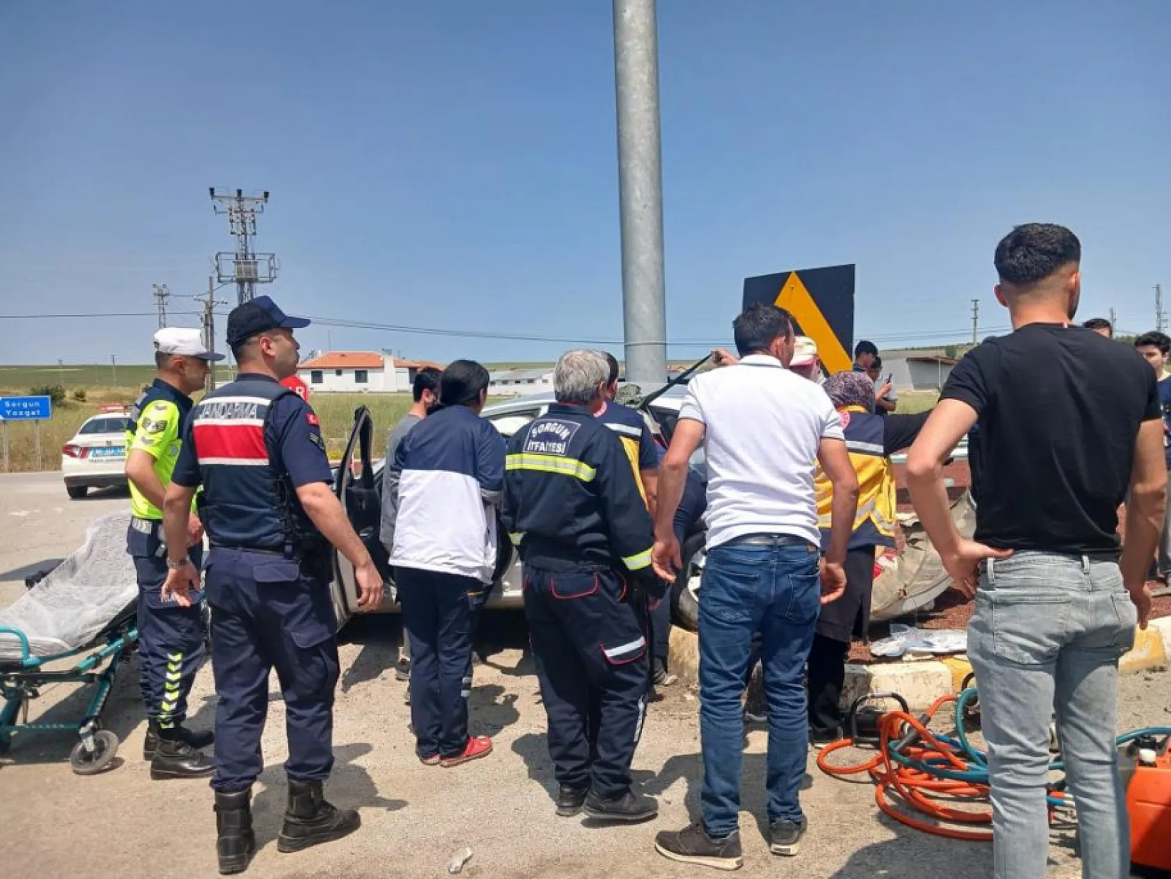 İki otomobil kavşakta çarpıştı: 1 ölü, 4 yaralı