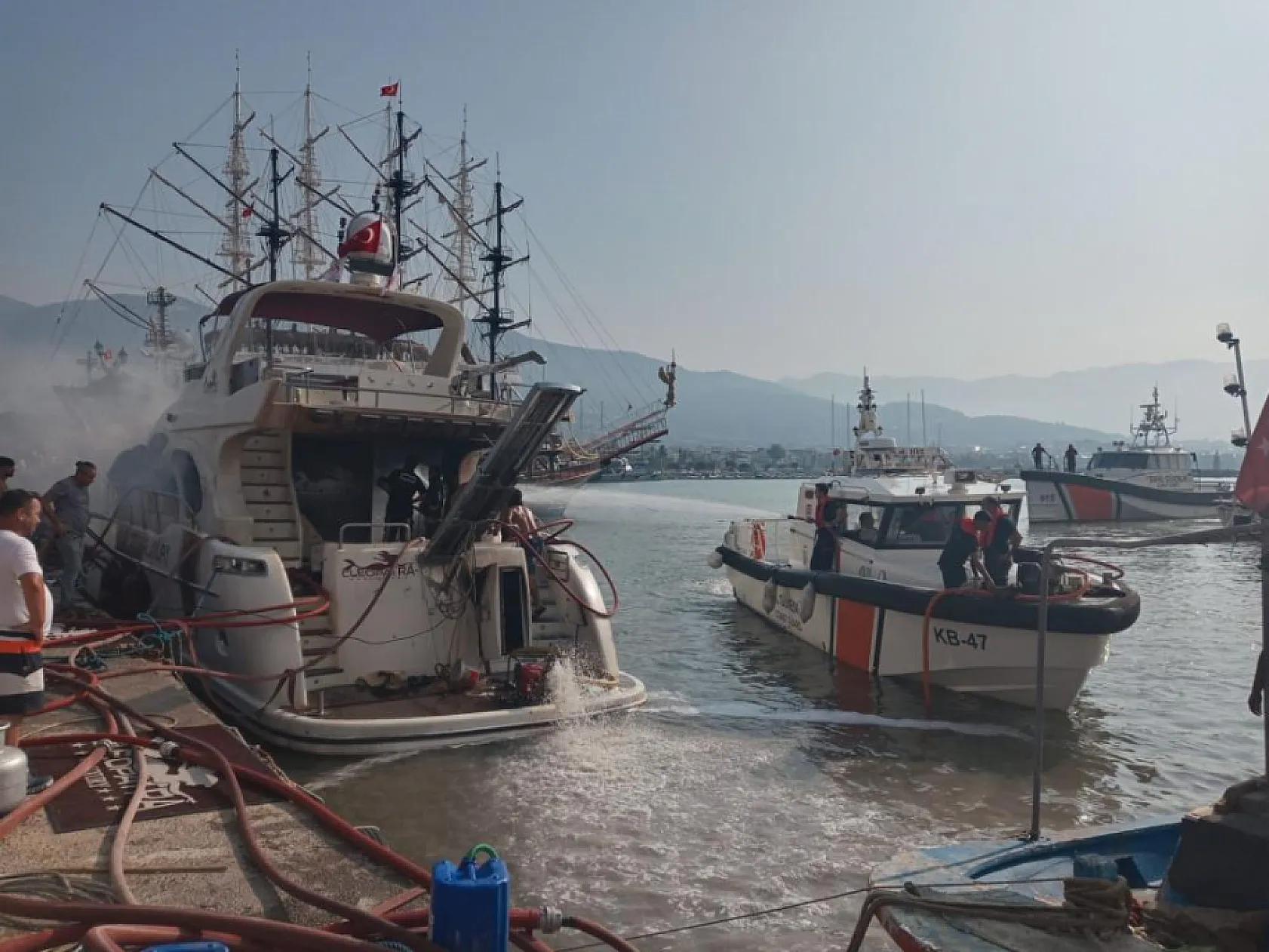 İskeleye bağlı lüks yat alevlere teslim oldu
