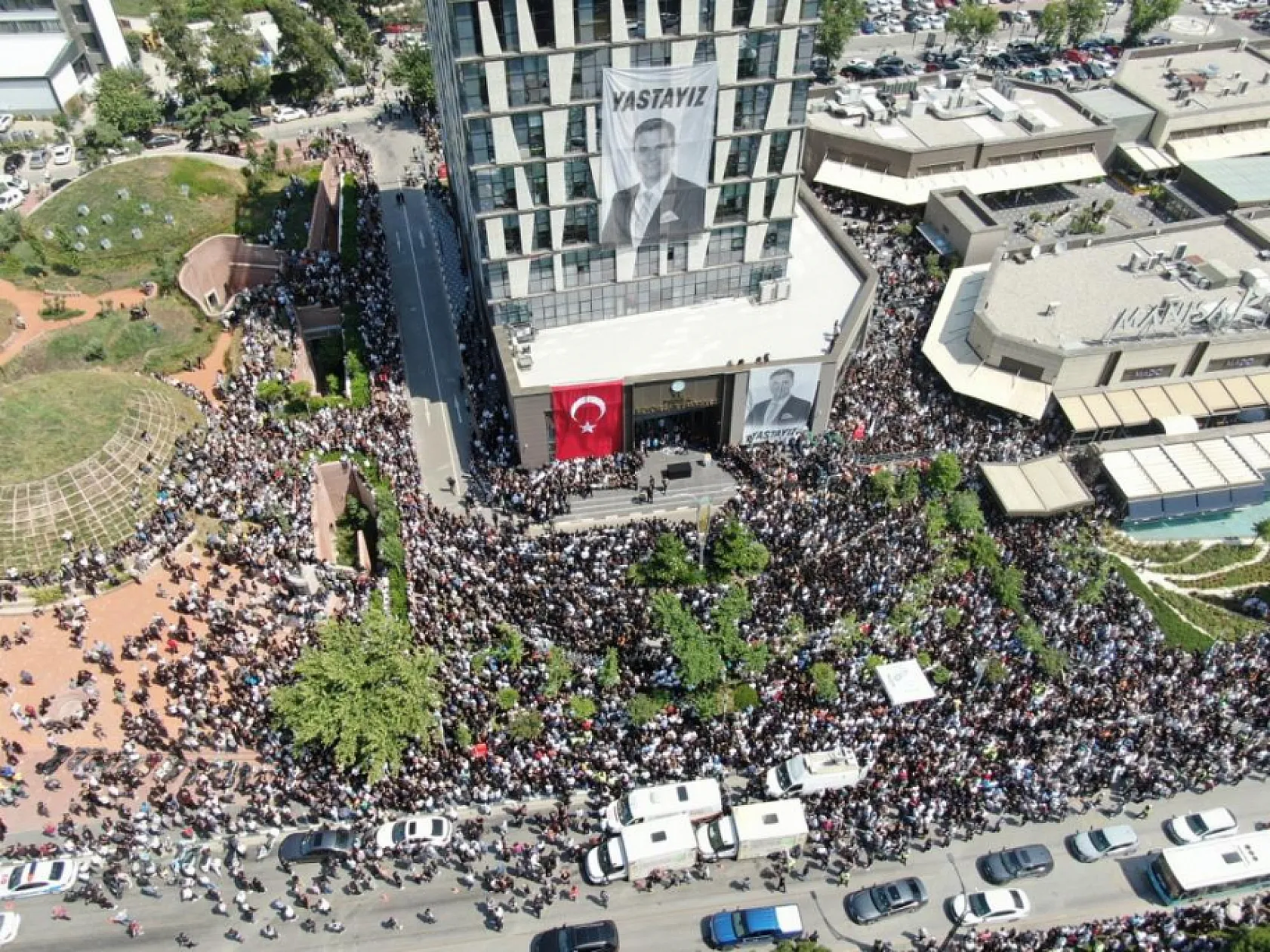 Belediye önünde Başkan Zeyrek'e acı veda