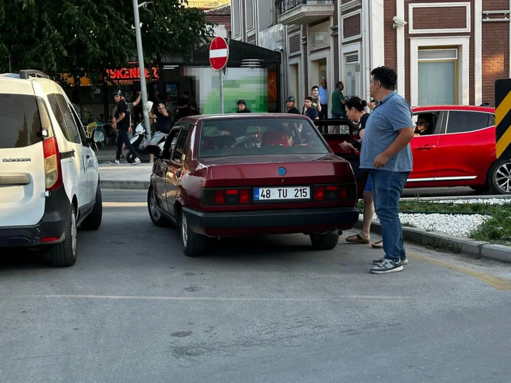 Polise mukavemet gösterdi, annesi 'beter ol' dedi