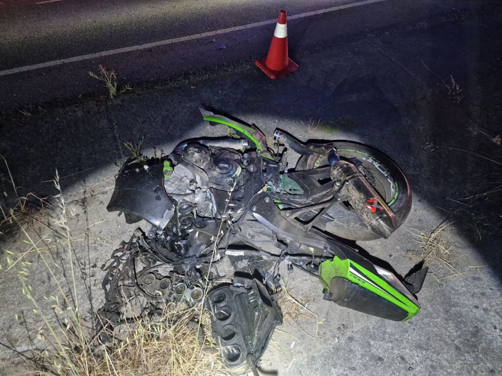 Yarış yaparken farları yanmayan otomobile çarpan motosikletler paramparça oldu: 2 ölü