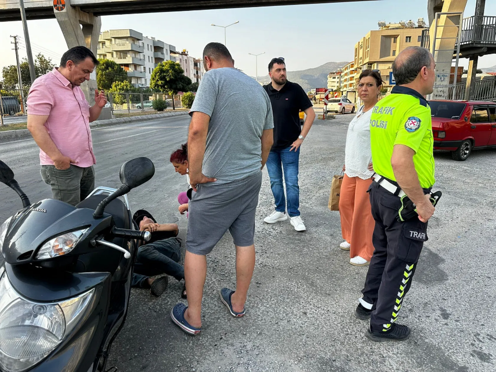 Milas'ta otomobil ile motosiklet çarpıştı: 1 yaralı