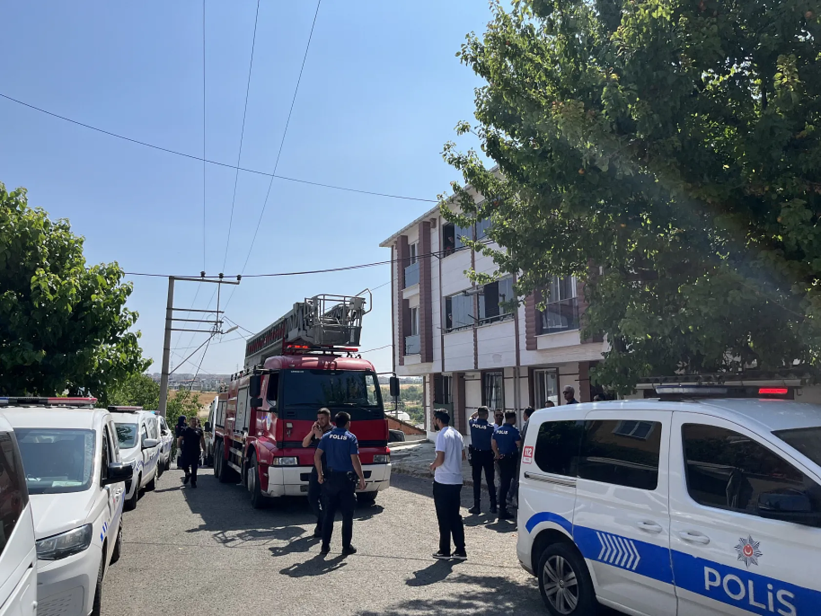 4 aylık bebeği rehin aldı, 'yaklaşmayın' diyerek balkondan bal kabağını fırlattı