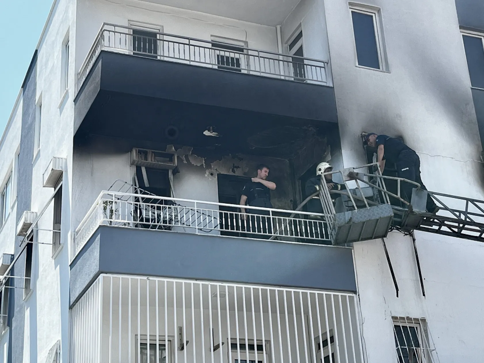 Alevlerin sardığı evde balkona sığındı, kedisini elinden bırakmadı
