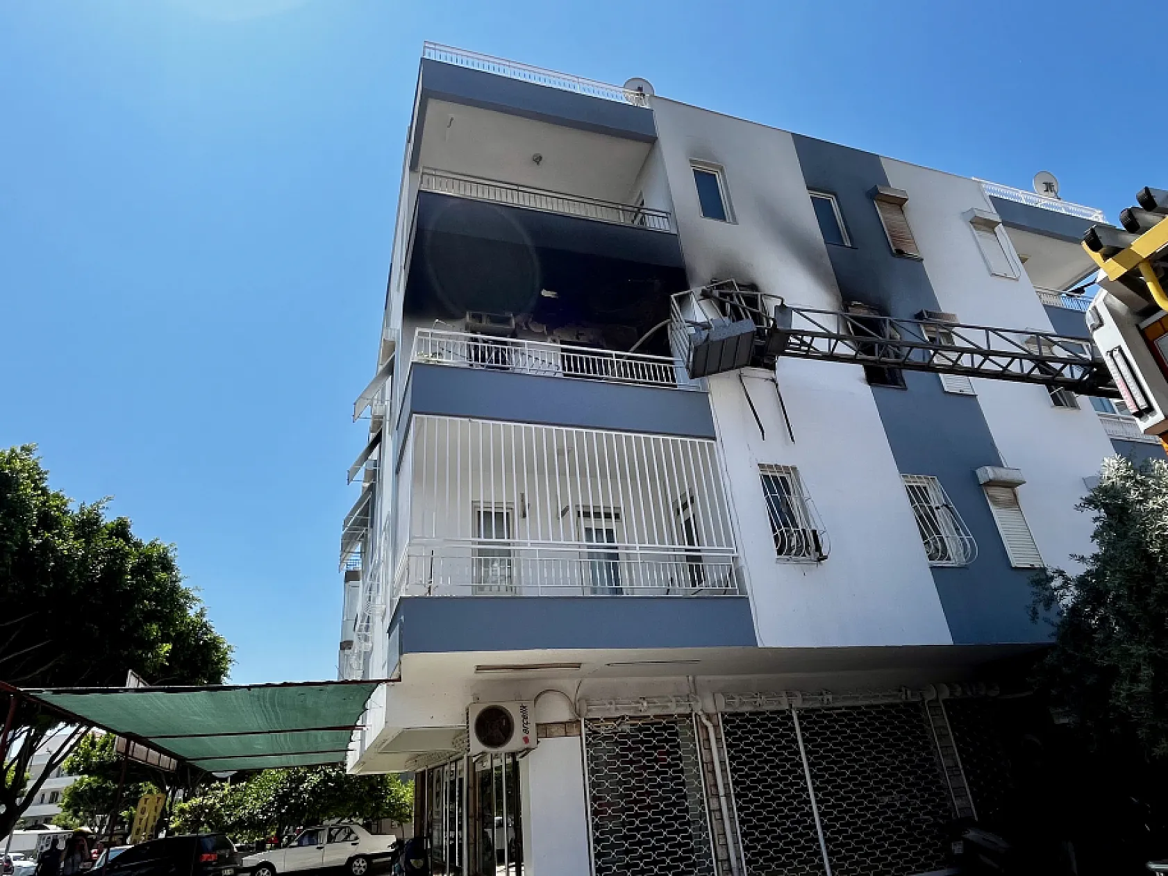 Alevlerin sardığı evde balkona sığındı, kedisini elinden bırakmadı