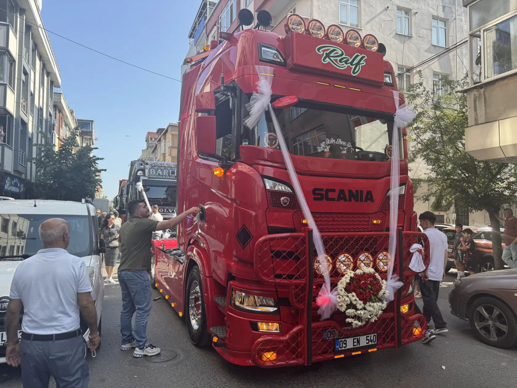 Kırmızı Tırla Gelin Aldı! O Anlar Sosyal Medyayı Salladı