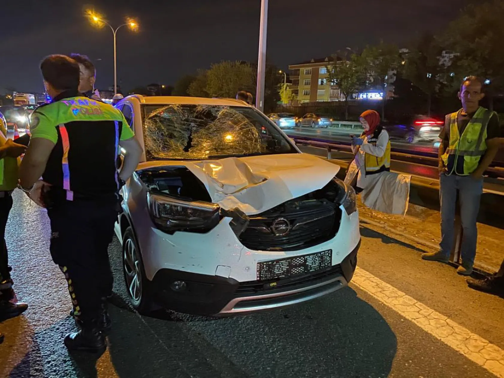 Otoyoldan geçmeye çalışan yaya otomobilin çarpmasıyla can verdi