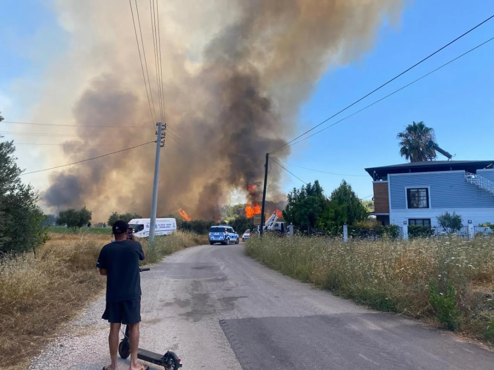 Antalya Aksu'da Alev Alev! Orman Yangını Yerleşim Alanına Dayandı