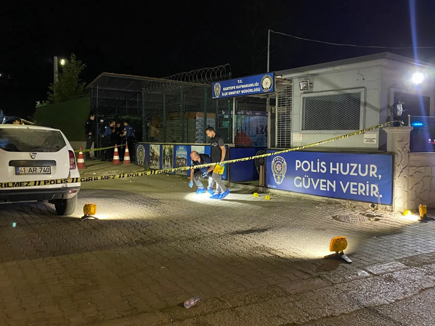 İlçe Emniyet Müdürlüğü önünde silahlı kavga: 2 yaralı