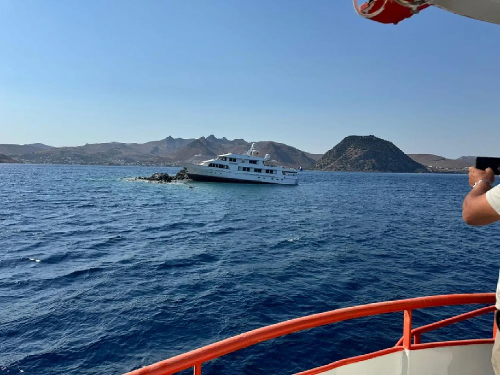Bodrum'da 39 Metrelik Motoryat Kayalıklara Çarptı, Kurtarma Çalışmaları Devam Ediyor